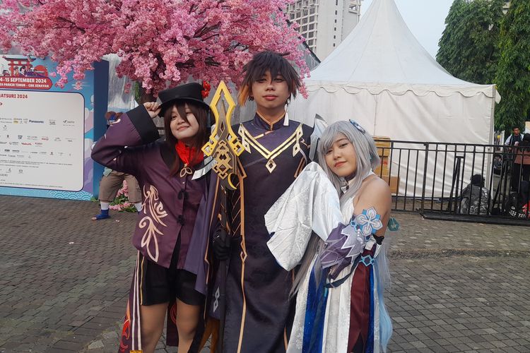 Asa (22), Iwan (27), dan Rena (18), cosplayer yang datang ke festival Jak-Japan Matsuri 2024, 