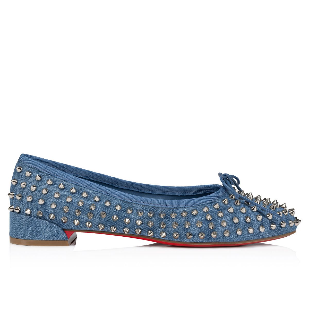 christian louboutin luncurkan sepatu ballerina sweetie jane spikes, 1. Christian Louboutin memperkenalkan sepatu balet Sweetie Jane Spikes yang menangkap esensi gaya rock-chic untuk musim Fall/Winter 2024., 2. Memadukan kenyamanan dengan mode kelas atas, sepatu ini dihiasi dengan stud khas Maison Christian Louboutin dari di segala sisinya, termasuk pada heels blok setinggi 15 mm., 3. Memancarkan gaya yang berani sekaligus praktis, desainnya menampilkan décolleté tinggi untuk menutupi jari kaki secara elegan ditambah dengan sentuhan pita sebagai detail ekstra., 4. Tersedia dalam tiga pilihan warna yang timeless, yakni Black Nappa Leather, Blush Nappa Leather dan Toile Denim, yang memiliki efek raw jeans dengan warna light blue yang ikonik., 5. Pilihan warna Black Nappa Leather dan Blush Nappa Leather terbuat dari kulit nappa yang lembut dan berkilau. Sepatu yang sempurna untuk mempercantik outfit sebagai statement di penampilan. Koleksi Sweetie Jane Spikes akan tersedia di butik Christian Louboutin, Plaza Indonesia.