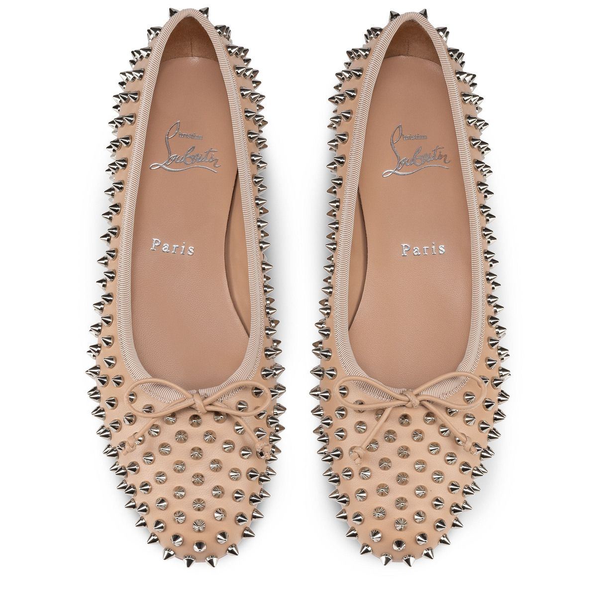 christian louboutin luncurkan sepatu ballerina sweetie jane spikes, 1. Christian Louboutin memperkenalkan sepatu balet Sweetie Jane Spikes yang menangkap esensi gaya rock-chic untuk musim Fall/Winter 2024., 2. Memadukan kenyamanan dengan mode kelas atas, sepatu ini dihiasi dengan stud khas Maison Christian Louboutin dari di segala sisinya, termasuk pada heels blok setinggi 15 mm., 3. Memancarkan gaya yang berani sekaligus praktis, desainnya menampilkan décolleté tinggi untuk menutupi jari kaki secara elegan ditambah dengan sentuhan pita sebagai detail ekstra., 4. Tersedia dalam tiga pilihan warna yang timeless, yakni Black Nappa Leather, Blush Nappa Leather dan Toile Denim, yang memiliki efek raw jeans dengan warna light blue yang ikonik., 5. Pilihan warna Black Nappa Leather dan Blush Nappa Leather terbuat dari kulit nappa yang lembut dan berkilau. Sepatu yang sempurna untuk mempercantik outfit sebagai statement di penampilan. Koleksi Sweetie Jane Spikes akan tersedia di butik Christian Louboutin, Plaza Indonesia.