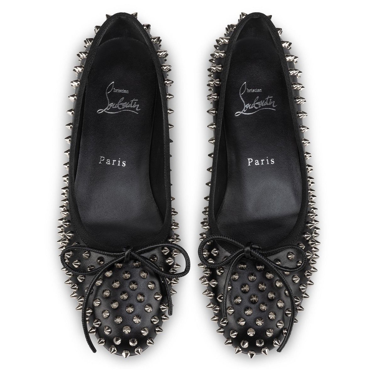 christian louboutin luncurkan sepatu ballerina sweetie jane spikes, 1. Christian Louboutin memperkenalkan sepatu balet Sweetie Jane Spikes yang menangkap esensi gaya rock-chic untuk musim Fall/Winter 2024., 2. Memadukan kenyamanan dengan mode kelas atas, sepatu ini dihiasi dengan stud khas Maison Christian Louboutin dari di segala sisinya, termasuk pada heels blok setinggi 15 mm., 3. Memancarkan gaya yang berani sekaligus praktis, desainnya menampilkan décolleté tinggi untuk menutupi jari kaki secara elegan ditambah dengan sentuhan pita sebagai detail ekstra., 4. Tersedia dalam tiga pilihan warna yang timeless, yakni Black Nappa Leather, Blush Nappa Leather dan Toile Denim, yang memiliki efek raw jeans dengan warna light blue yang ikonik., 5. Pilihan warna Black Nappa Leather dan Blush Nappa Leather terbuat dari kulit nappa yang lembut dan berkilau. Sepatu yang sempurna untuk mempercantik outfit sebagai statement di penampilan. Koleksi Sweetie Jane Spikes akan tersedia di butik Christian Louboutin, Plaza Indonesia.