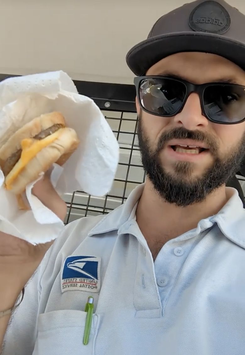 Dapat Burger dari Pria Tua, Pengantar Surat Ini Dilema Memakannya