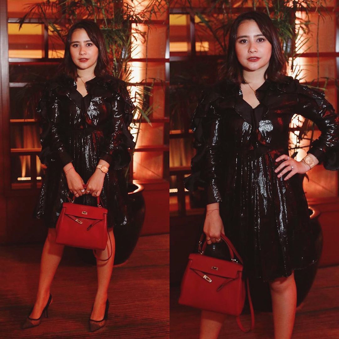 deretan artis lokal yang punya tas seharga 100 juta ke atas, 1. Tas Hermès senilai lebih dari 300 jutaan rupiah tampak matching dengan penampilan baru Aurel Hermansyah dengan hijab bernuansa ungu., 2. Prilly Latuconsina tampil formal sambil membawa tas merah Hermès seharga lebih dari 300 juta rupiah., 3. Leather bucket bag koleksi Louis Vuitton milik Luna Maya diketahui seharga lebih dari 350 jutaan rupiah., 4. Tetap modis saat hamil diperlihatkan Audi Marissa menggunakan mini dress dan tas Hermès senilai 288 jutaan rupiah., 5. Terkenal punya deretan koleksi tas mewah, salah satunya green cross body bag senilai lebih dari 200 juta rupiah yang digunakan Nagita Slavina saat liburan ke luar negeri., 6. Tote bag milik Fendi yang harganya hampir mencapai 400 juta rupiah jadi pilihan Maia Estianty saat hangout dengan teman., 7. Jadi penggemar tas Hermès dibuktikan Syahrini yang memiliki two-tone midi bag yang harganya hingga 2 miliar rupiah.