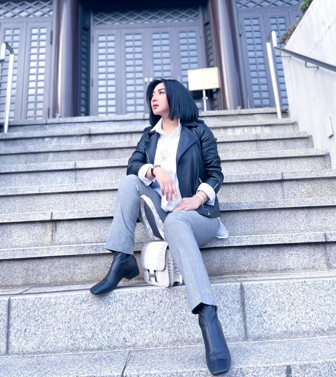 deretan artis lokal yang punya tas seharga 100 juta ke atas, 1. Tas Hermès senilai lebih dari 300 jutaan rupiah tampak matching dengan penampilan baru Aurel Hermansyah dengan hijab bernuansa ungu., 2. Prilly Latuconsina tampil formal sambil membawa tas merah Hermès seharga lebih dari 300 juta rupiah., 3. Leather bucket bag koleksi Louis Vuitton milik Luna Maya diketahui seharga lebih dari 350 jutaan rupiah., 4. Tetap modis saat hamil diperlihatkan Audi Marissa menggunakan mini dress dan tas Hermès senilai 288 jutaan rupiah., 5. Terkenal punya deretan koleksi tas mewah, salah satunya green cross body bag senilai lebih dari 200 juta rupiah yang digunakan Nagita Slavina saat liburan ke luar negeri., 6. Tote bag milik Fendi yang harganya hampir mencapai 400 juta rupiah jadi pilihan Maia Estianty saat hangout dengan teman., 7. Jadi penggemar tas Hermès dibuktikan Syahrini yang memiliki two-tone midi bag yang harganya hingga 2 miliar rupiah.