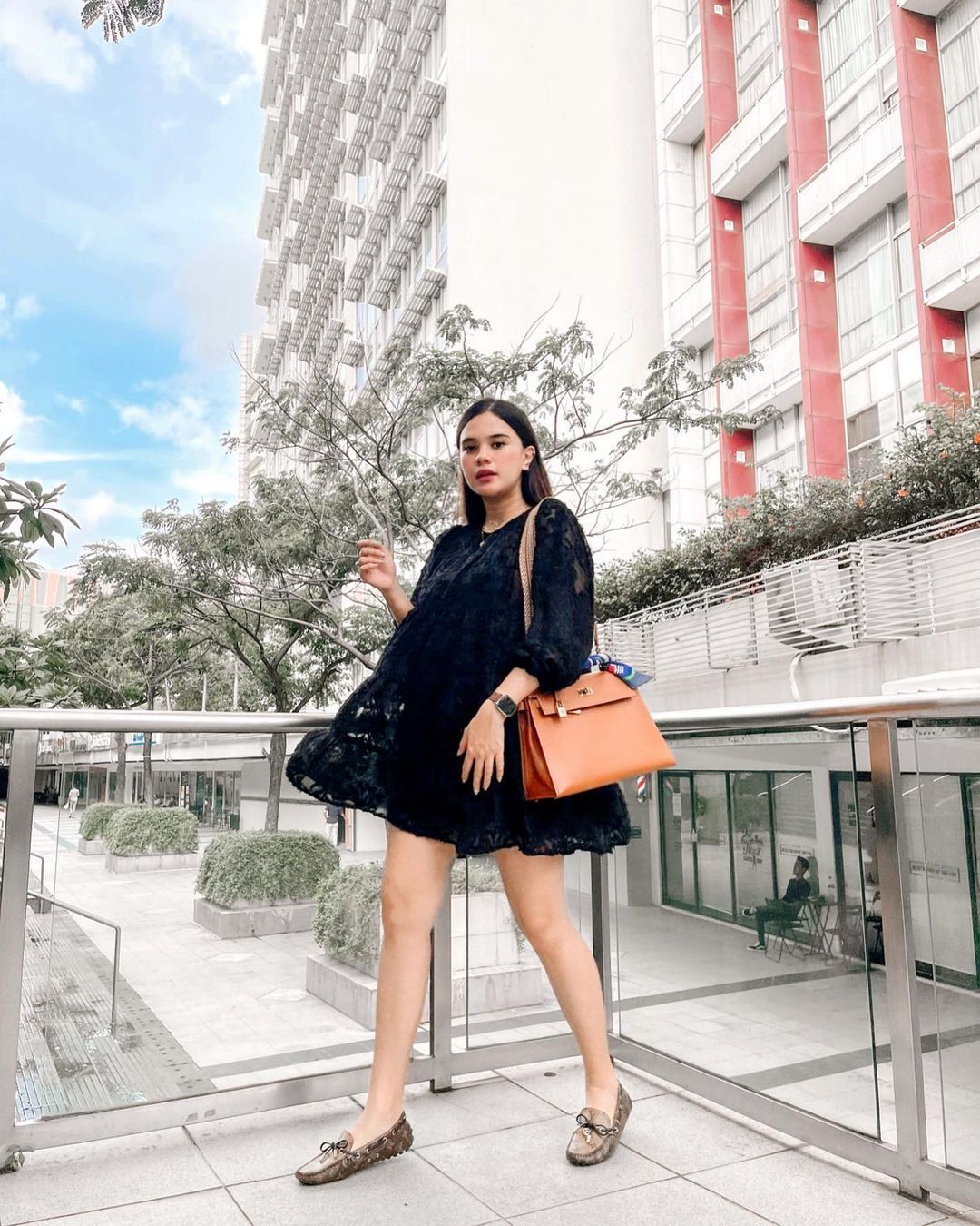 deretan artis lokal yang punya tas seharga 100 juta ke atas, 1. Tas Hermès senilai lebih dari 300 jutaan rupiah tampak matching dengan penampilan baru Aurel Hermansyah dengan hijab bernuansa ungu., 2. Prilly Latuconsina tampil formal sambil membawa tas merah Hermès seharga lebih dari 300 juta rupiah., 3. Leather bucket bag koleksi Louis Vuitton milik Luna Maya diketahui seharga lebih dari 350 jutaan rupiah., 4. Tetap modis saat hamil diperlihatkan Audi Marissa menggunakan mini dress dan tas Hermès senilai 288 jutaan rupiah., 5. Terkenal punya deretan koleksi tas mewah, salah satunya green cross body bag senilai lebih dari 200 juta rupiah yang digunakan Nagita Slavina saat liburan ke luar negeri., 6. Tote bag milik Fendi yang harganya hampir mencapai 400 juta rupiah jadi pilihan Maia Estianty saat hangout dengan teman., 7. Jadi penggemar tas Hermès dibuktikan Syahrini yang memiliki two-tone midi bag yang harganya hingga 2 miliar rupiah.