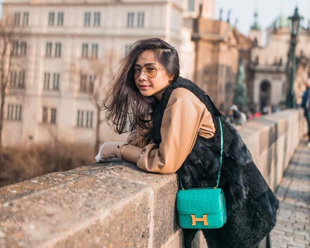 deretan artis lokal yang punya tas seharga 100 juta ke atas, 1. Tas Hermès senilai lebih dari 300 jutaan rupiah tampak matching dengan penampilan baru Aurel Hermansyah dengan hijab bernuansa ungu., 2. Prilly Latuconsina tampil formal sambil membawa tas merah Hermès seharga lebih dari 300 juta rupiah., 3. Leather bucket bag koleksi Louis Vuitton milik Luna Maya diketahui seharga lebih dari 350 jutaan rupiah., 4. Tetap modis saat hamil diperlihatkan Audi Marissa menggunakan mini dress dan tas Hermès senilai 288 jutaan rupiah., 5. Terkenal punya deretan koleksi tas mewah, salah satunya green cross body bag senilai lebih dari 200 juta rupiah yang digunakan Nagita Slavina saat liburan ke luar negeri., 6. Tote bag milik Fendi yang harganya hampir mencapai 400 juta rupiah jadi pilihan Maia Estianty saat hangout dengan teman., 7. Jadi penggemar tas Hermès dibuktikan Syahrini yang memiliki two-tone midi bag yang harganya hingga 2 miliar rupiah.