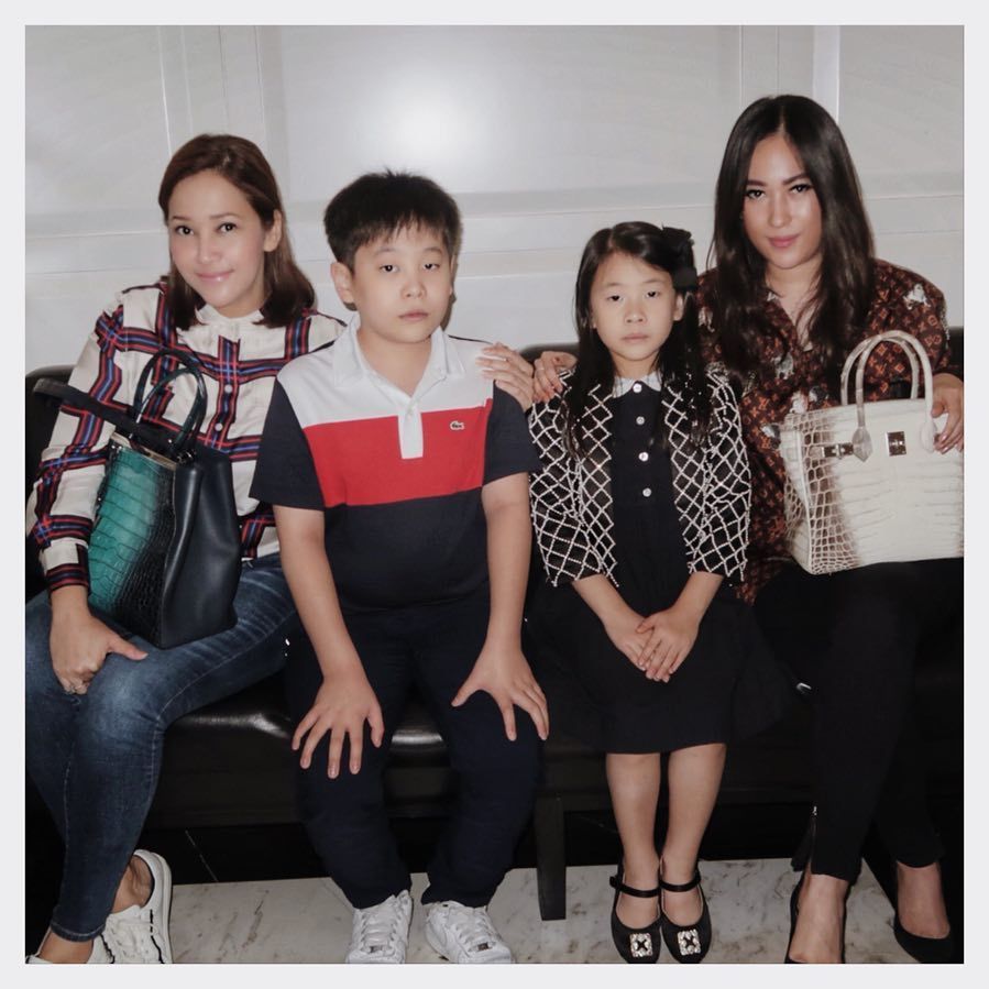 deretan artis lokal yang punya tas seharga 100 juta ke atas, 1. Tas Hermès senilai lebih dari 300 jutaan rupiah tampak matching dengan penampilan baru Aurel Hermansyah dengan hijab bernuansa ungu., 2. Prilly Latuconsina tampil formal sambil membawa tas merah Hermès seharga lebih dari 300 juta rupiah., 3. Leather bucket bag koleksi Louis Vuitton milik Luna Maya diketahui seharga lebih dari 350 jutaan rupiah., 4. Tetap modis saat hamil diperlihatkan Audi Marissa menggunakan mini dress dan tas Hermès senilai 288 jutaan rupiah., 5. Terkenal punya deretan koleksi tas mewah, salah satunya green cross body bag senilai lebih dari 200 juta rupiah yang digunakan Nagita Slavina saat liburan ke luar negeri., 6. Tote bag milik Fendi yang harganya hampir mencapai 400 juta rupiah jadi pilihan Maia Estianty saat hangout dengan teman., 7. Jadi penggemar tas Hermès dibuktikan Syahrini yang memiliki two-tone midi bag yang harganya hingga 2 miliar rupiah.