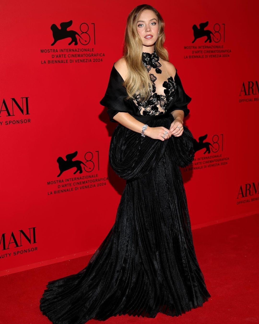 deretan gaya mewah seleb hadiri armani beauty dinner, 1. Sadie Sink tampil stunning memakai gaun strapless beludru dengan aksen plunging neckline. Pemeran ‘Stranger Things’ ini menambahkan cincin bertatahkan berlian dan emerald., 2. Sydney Sweeney andalkan gaun hitam beraksen peplum dengan detail floral di bagian dadanya. Ia juga menambahkan perhiasan berlian dari De Beers untuk lengkapi gayanya malam itu., 3. Cate Blanchett memadupadankan atasan model off-shoulder bertabur kristal dengan celana hitam potongan wide-leg dan heels warna senada., 4. Lili Reinhart tampil menawan dalam balutan gaun hitam-silver dengan aksen potongan kerah rendah. Detail motif chinoiserie pada bagian roknya memberi statement di penampilannya., 5. Tampil dapper, Aaron Taylor Johnson mengenakan jas hitam, kemeja putih dan dasi kupu-kupu., 6. Camila Mendes tampil mewah pakai jumpsuit dengan detail sequin dari koleksi Armani Privé fall 2023. Ia menambahkan gold necklace dan anting yang senada untuk penampilannya malam itu.