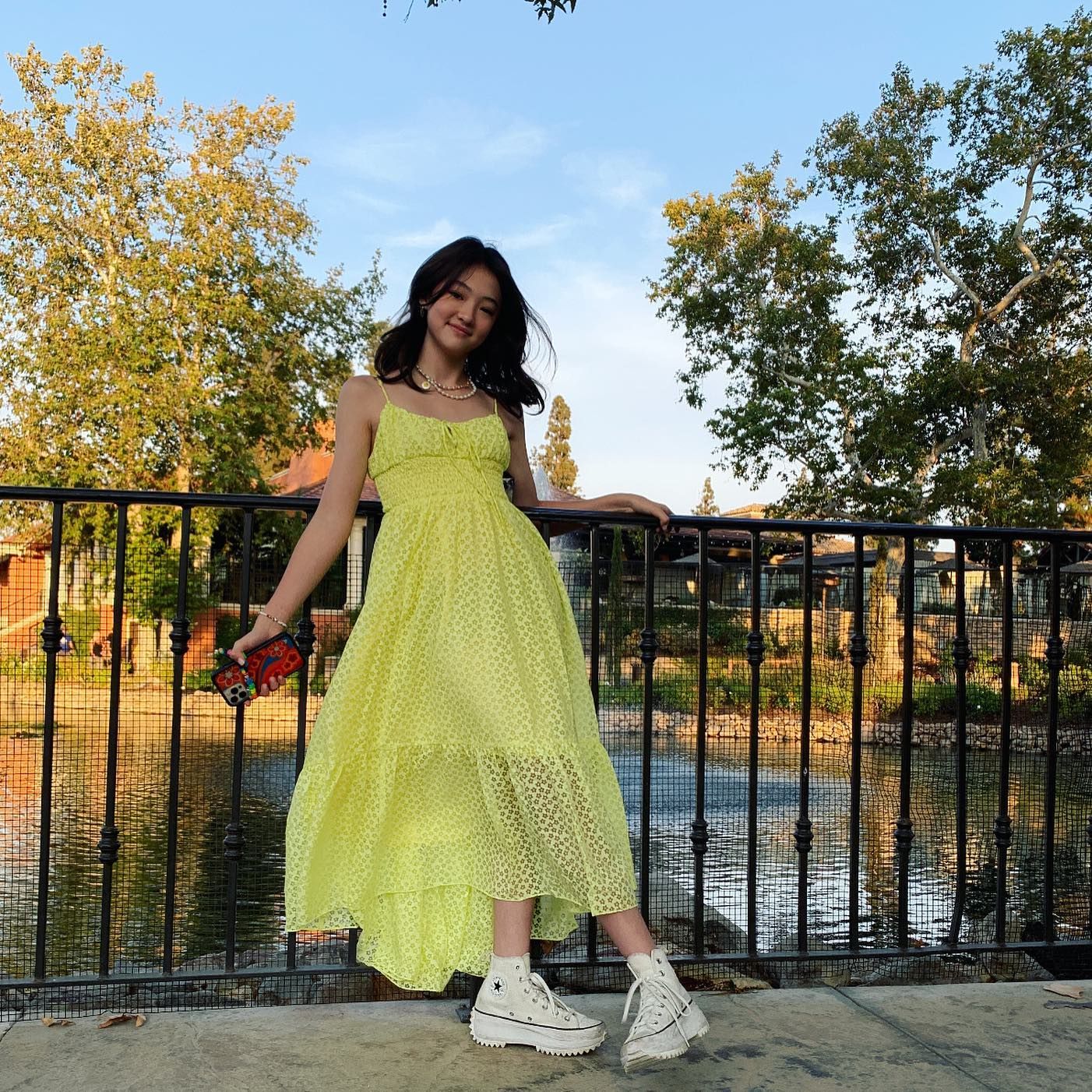 deretan gaya modis ella gross sebelum debut jadi member 'meovv', 1. Berpengalaman melenggang di atas runway, Ella Gross sempat dipercaya menjadi opening model dalam peragaan busana ANTA Kids Spring/Summer 2020 di New York Fashion Week beberapa tahun lalu., 2. Ella Gross juga pernah menjadi model cilik untuk Ralph Lauren Kids. Masa itu, Ella Gross mengenakan kemeja putih yang dibalut sweatshirt motif nautical print dengan rok pleated senada., 3. Dapat kesempatan berfoto bersama BLACKPINK, Ella Gross terlihat modis dengan padu-padan vest top putih, celana pendek hitam dan combat boots yang juga dikenakan keempat member., 4. Musim dingin tiba, Ella Gross mengenakan sweater top yang di-layer bersama syal tebal warna pink pastel, celana panjang denim dan sneakers Converse hitam-putih., 5. Beranjak remaja, Ella Gross mulai berani bereksperimen dengan berbagai macam gaya pakaian. Salah satunya, gaun maxi warna kuning yang dikombinasikan bersama sneakers Converse Run Star putih dan kalung mutiara., 6. Pada momen kasual, Ella Gross lebih sering mengenakan padu-padan crop top dan celana panjang denim model baggy yang sangat mewakili gaya berpakaian Gen Z., 7. Sebelum hiatus untuk persiapan menjadi idol, dua tahun lalu, Ella Gross sempat melakukan pemotretan bersama salah satu majalah fashion & lifestyle Korea. Makin berani bergaya eksentrik, Ella Gross tunjukan beberapa look dengan fashion item dari Balenciaga, Blumarine, Miu Miu, sampai Louis Vuitton.