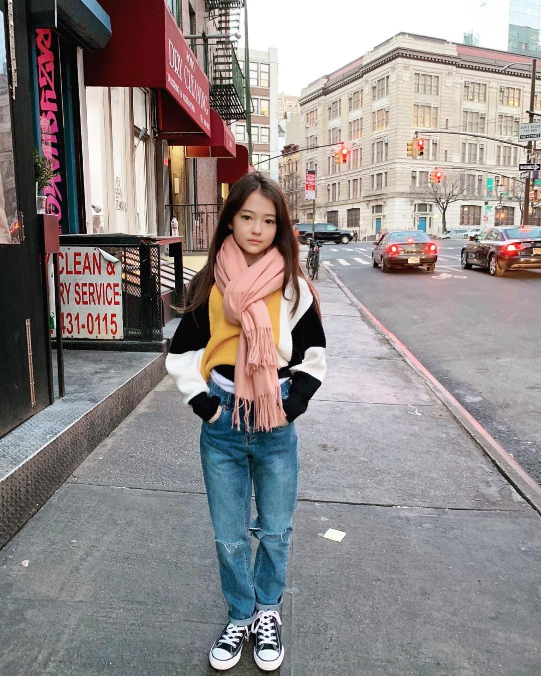 deretan gaya modis ella gross sebelum debut jadi member 'meovv', 1. Berpengalaman melenggang di atas runway, Ella Gross sempat dipercaya menjadi opening model dalam peragaan busana ANTA Kids Spring/Summer 2020 di New York Fashion Week beberapa tahun lalu., 2. Ella Gross juga pernah menjadi model cilik untuk Ralph Lauren Kids. Masa itu, Ella Gross mengenakan kemeja putih yang dibalut sweatshirt motif nautical print dengan rok pleated senada., 3. Dapat kesempatan berfoto bersama BLACKPINK, Ella Gross terlihat modis dengan padu-padan vest top putih, celana pendek hitam dan combat boots yang juga dikenakan keempat member., 4. Musim dingin tiba, Ella Gross mengenakan sweater top yang di-layer bersama syal tebal warna pink pastel, celana panjang denim dan sneakers Converse hitam-putih., 5. Beranjak remaja, Ella Gross mulai berani bereksperimen dengan berbagai macam gaya pakaian. Salah satunya, gaun maxi warna kuning yang dikombinasikan bersama sneakers Converse Run Star putih dan kalung mutiara., 6. Pada momen kasual, Ella Gross lebih sering mengenakan padu-padan crop top dan celana panjang denim model baggy yang sangat mewakili gaya berpakaian Gen Z., 7. Sebelum hiatus untuk persiapan menjadi idol, dua tahun lalu, Ella Gross sempat melakukan pemotretan bersama salah satu majalah fashion & lifestyle Korea. Makin berani bergaya eksentrik, Ella Gross tunjukan beberapa look dengan fashion item dari Balenciaga, Blumarine, Miu Miu, sampai Louis Vuitton.