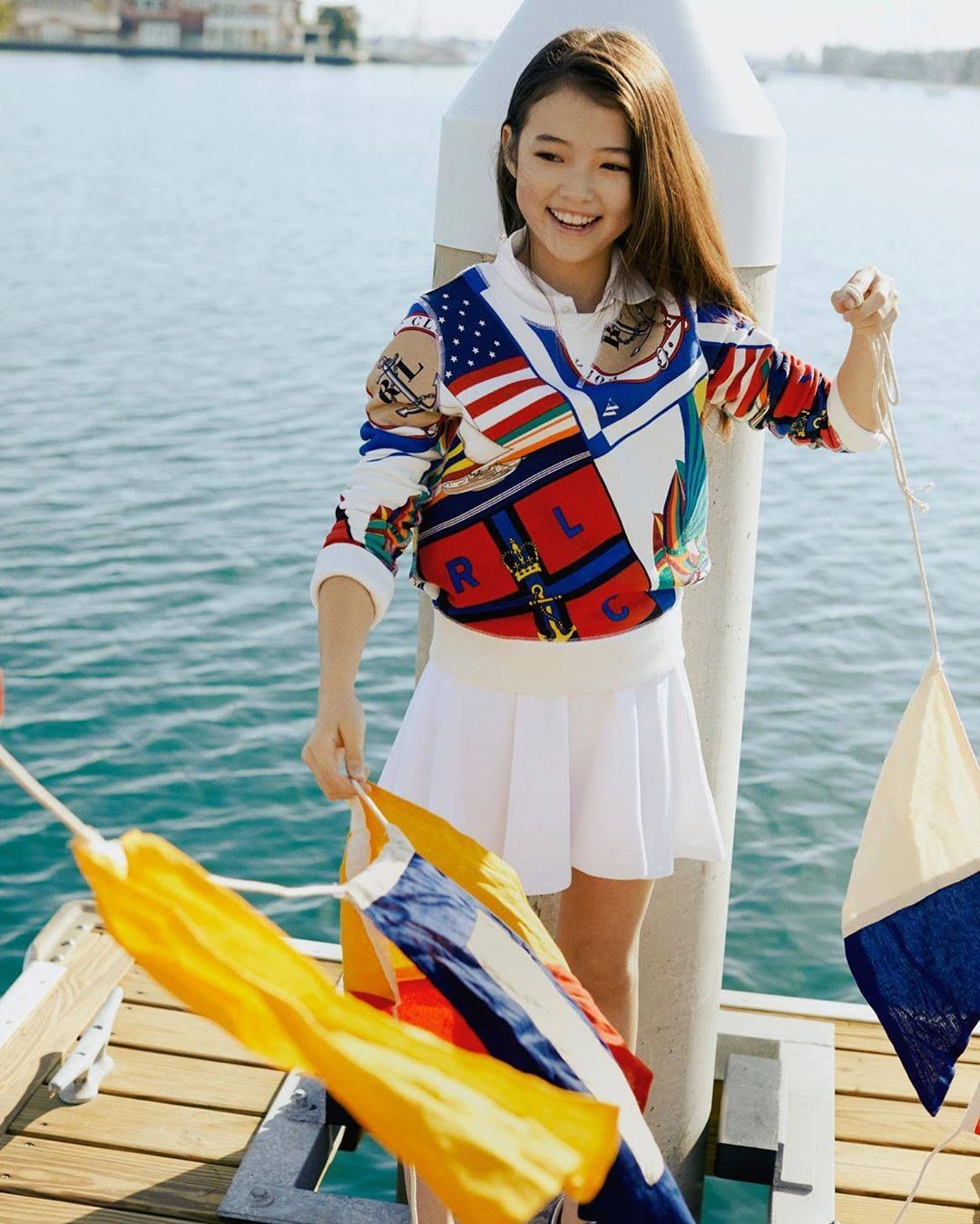 deretan gaya modis ella gross sebelum debut jadi member 'meovv', 1. Berpengalaman melenggang di atas runway, Ella Gross sempat dipercaya menjadi opening model dalam peragaan busana ANTA Kids Spring/Summer 2020 di New York Fashion Week beberapa tahun lalu., 2. Ella Gross juga pernah menjadi model cilik untuk Ralph Lauren Kids. Masa itu, Ella Gross mengenakan kemeja putih yang dibalut sweatshirt motif nautical print dengan rok pleated senada., 3. Dapat kesempatan berfoto bersama BLACKPINK, Ella Gross terlihat modis dengan padu-padan vest top putih, celana pendek hitam dan combat boots yang juga dikenakan keempat member., 4. Musim dingin tiba, Ella Gross mengenakan sweater top yang di-layer bersama syal tebal warna pink pastel, celana panjang denim dan sneakers Converse hitam-putih., 5. Beranjak remaja, Ella Gross mulai berani bereksperimen dengan berbagai macam gaya pakaian. Salah satunya, gaun maxi warna kuning yang dikombinasikan bersama sneakers Converse Run Star putih dan kalung mutiara., 6. Pada momen kasual, Ella Gross lebih sering mengenakan padu-padan crop top dan celana panjang denim model baggy yang sangat mewakili gaya berpakaian Gen Z., 7. Sebelum hiatus untuk persiapan menjadi idol, dua tahun lalu, Ella Gross sempat melakukan pemotretan bersama salah satu majalah fashion & lifestyle Korea. Makin berani bergaya eksentrik, Ella Gross tunjukan beberapa look dengan fashion item dari Balenciaga, Blumarine, Miu Miu, sampai Louis Vuitton.