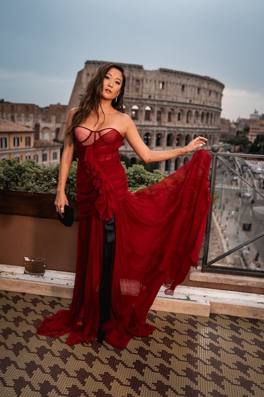 deretan gaya para pemain ‘emily in paris’ saat di roma italia, 1. Lily Collins tampil menawan dengan busana two piece berbahan leather warna hitam yang tampak edgy dan chic.  , 2. Ashley Park yang memerankan Mindy tampil dengan gaun warna merah bold yang cocok banget sama karakternya di Emily in Paris yang selalu tampil percaya diri dan fun., 3. Camille Razat, yang memerankan Camille, tampil dengan gaya preppy chic dalam balutan tweed jacket dari Versace., 4. Philippine Leroy-Beaulieu yang memerankan Sylvie, tampil glamor dan elegan dengan dress hitam berkerah plunge yang dihiasi embellishment cantik., 5. Berperan sebagai chef tampan Gabriel, Lucas Bravo tampil simpel dengan kemeja yang sesuai dengan gaya effortless cowok-cowok Prancis., 6. Samuel Arnold,yang berperan sebagai Julien, tampil dengan gaya sleek dengan atasan sweater yang dimasukkan dalam celana berwarna hitam serasi., 7. Aktor pemeran Luc, Bruno Gouery, terlihat dapper dengan setelan kemeja biru dan blazer warna cream yang dikenakannya.