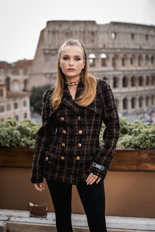 deretan gaya para pemain ‘emily in paris’ saat di roma italia, 1. Lily Collins tampil menawan dengan busana two piece berbahan leather warna hitam yang tampak edgy dan chic.  , 2. Ashley Park yang memerankan Mindy tampil dengan gaun warna merah bold yang cocok banget sama karakternya di Emily in Paris yang selalu tampil percaya diri dan fun., 3. Camille Razat, yang memerankan Camille, tampil dengan gaya preppy chic dalam balutan tweed jacket dari Versace., 4. Philippine Leroy-Beaulieu yang memerankan Sylvie, tampil glamor dan elegan dengan dress hitam berkerah plunge yang dihiasi embellishment cantik., 5. Berperan sebagai chef tampan Gabriel, Lucas Bravo tampil simpel dengan kemeja yang sesuai dengan gaya effortless cowok-cowok Prancis., 6. Samuel Arnold,yang berperan sebagai Julien, tampil dengan gaya sleek dengan atasan sweater yang dimasukkan dalam celana berwarna hitam serasi., 7. Aktor pemeran Luc, Bruno Gouery, terlihat dapper dengan setelan kemeja biru dan blazer warna cream yang dikenakannya.