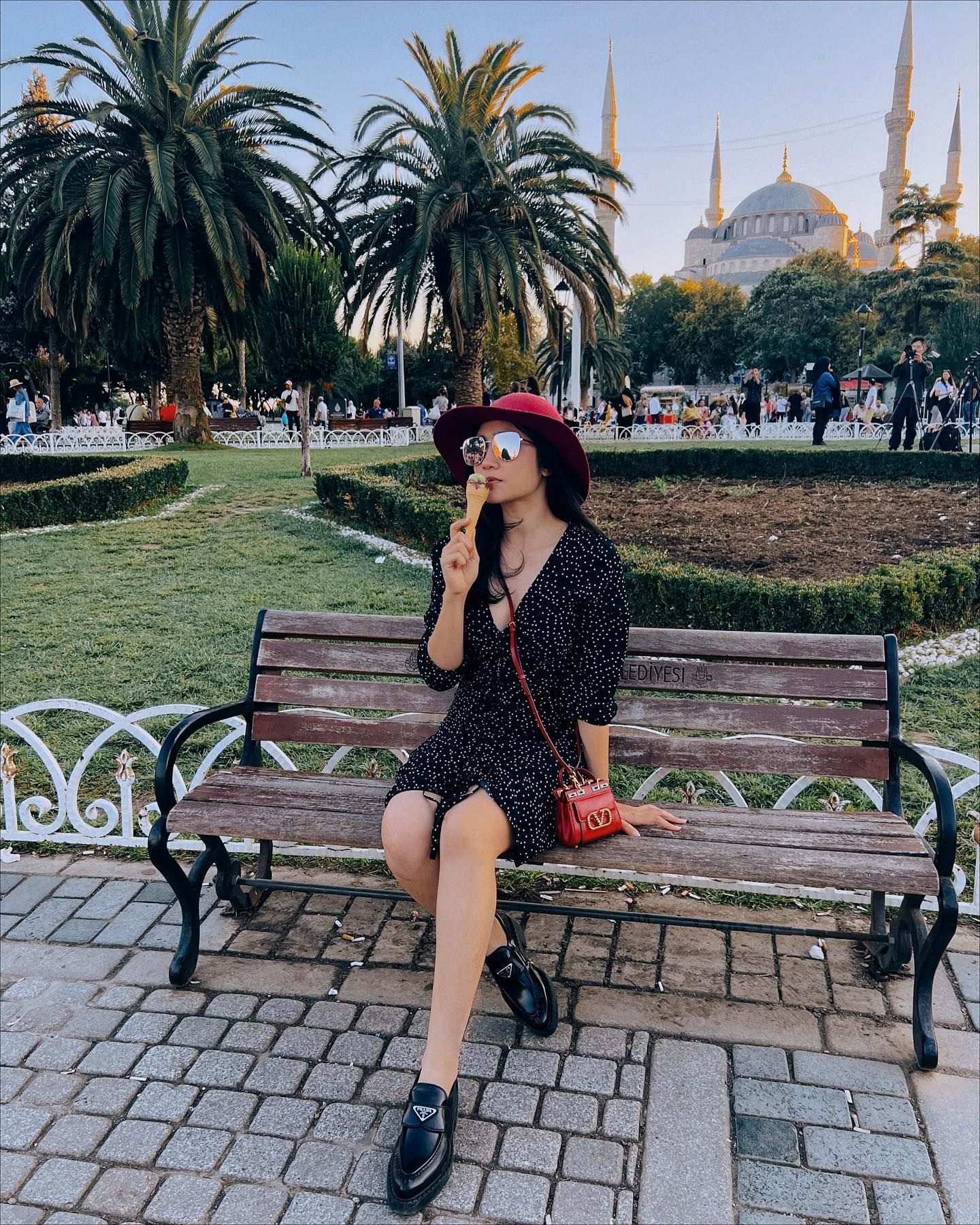 deretan tas mewah febby rastanty saat liburan ke luar negeri, 1. Jadi statement point tanpa harus mengenakan banyak perhiasan, Febby Rastanty andalkan tas crossbody warna merah Chanel jenis Classic Caviar Wallet dengan kisaran harga senilai 47 jutaan rupiah ketika berkunjung ke London., 2. Liburan ke Disney World di California, Febby Rastanty kenakan tube top putih dibalut kemeja oversized, celana pendek dan tas crossbody Sunset Medium bertekstur kulit buaya dari Saint Laurent seharga 50 juta rupiah., 3. Senada dengan topi yang dikenakannya saat berada di Turki, Febby Rastanty andalkan crossbody bag berukuran mini warna merah dari Valentino seharga 55 juta rupiah yang juga bisa digunakan sebagai tas tangan., 4. Minimalis dan termasuk tas kesayangan Febby Rastanty, tas hitam Triomphe CELINE seharga 65 jutaan ini pernah dikenakan sang artis sewaktu berkunjung ke Library of Congress di Washington DC bersama Enzy Storia., 5. Pada momen berikutnya, Febby Rastanty yang kembali liburan di New York terlihat formal dengan vest top dibalut blazer hitam yang dipadu-padankan bersama tas crossbody Small Lady D-Joy Dior seharga 85 jutaan rupiah., 6. Versi lain dari tas warna merah yang sering dikenakan Febby Rastanty adalah tas Lady Dior. Warna merahnya lebih gelap cenderung mirip cherry red, tas Lady Dior seharga 110 jutaan rupiah milik Febby Rastanty ini terbukti bisa diandalkan untuk momen kasual sampai formal., 7. Beri kesan minimalis, OOTD serba warna putih yang dikenakan Febby Rastanty ketika liburan ke New York semakin terlihat mewah ketika disempurnakan bersama tas crossbody Constance dari Hermès yang mempunyai harga senilai 320 jutaan rupiah.