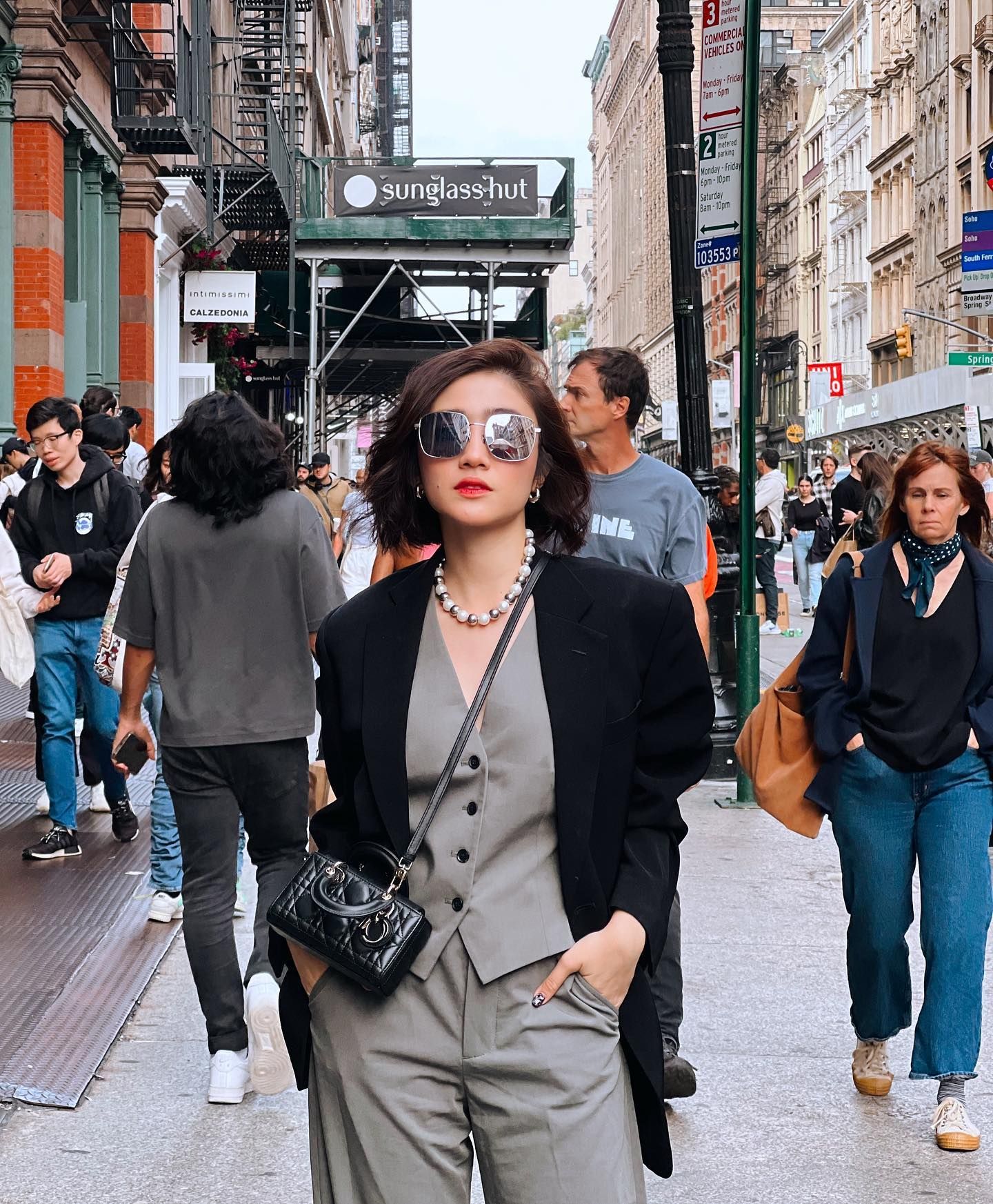 deretan tas mewah febby rastanty saat liburan ke luar negeri, 1. Jadi statement point tanpa harus mengenakan banyak perhiasan, Febby Rastanty andalkan tas crossbody warna merah Chanel jenis Classic Caviar Wallet dengan kisaran harga senilai 47 jutaan rupiah ketika berkunjung ke London., 2. Liburan ke Disney World di California, Febby Rastanty kenakan tube top putih dibalut kemeja oversized, celana pendek dan tas crossbody Sunset Medium bertekstur kulit buaya dari Saint Laurent seharga 50 juta rupiah., 3. Senada dengan topi yang dikenakannya saat berada di Turki, Febby Rastanty andalkan crossbody bag berukuran mini warna merah dari Valentino seharga 55 juta rupiah yang juga bisa digunakan sebagai tas tangan., 4. Minimalis dan termasuk tas kesayangan Febby Rastanty, tas hitam Triomphe CELINE seharga 65 jutaan ini pernah dikenakan sang artis sewaktu berkunjung ke Library of Congress di Washington DC bersama Enzy Storia., 5. Pada momen berikutnya, Febby Rastanty yang kembali liburan di New York terlihat formal dengan vest top dibalut blazer hitam yang dipadu-padankan bersama tas crossbody Small Lady D-Joy Dior seharga 85 jutaan rupiah., 6. Versi lain dari tas warna merah yang sering dikenakan Febby Rastanty adalah tas Lady Dior. Warna merahnya lebih gelap cenderung mirip cherry red, tas Lady Dior seharga 110 jutaan rupiah milik Febby Rastanty ini terbukti bisa diandalkan untuk momen kasual sampai formal., 7. Beri kesan minimalis, OOTD serba warna putih yang dikenakan Febby Rastanty ketika liburan ke New York semakin terlihat mewah ketika disempurnakan bersama tas crossbody Constance dari Hermès yang mempunyai harga senilai 320 jutaan rupiah.