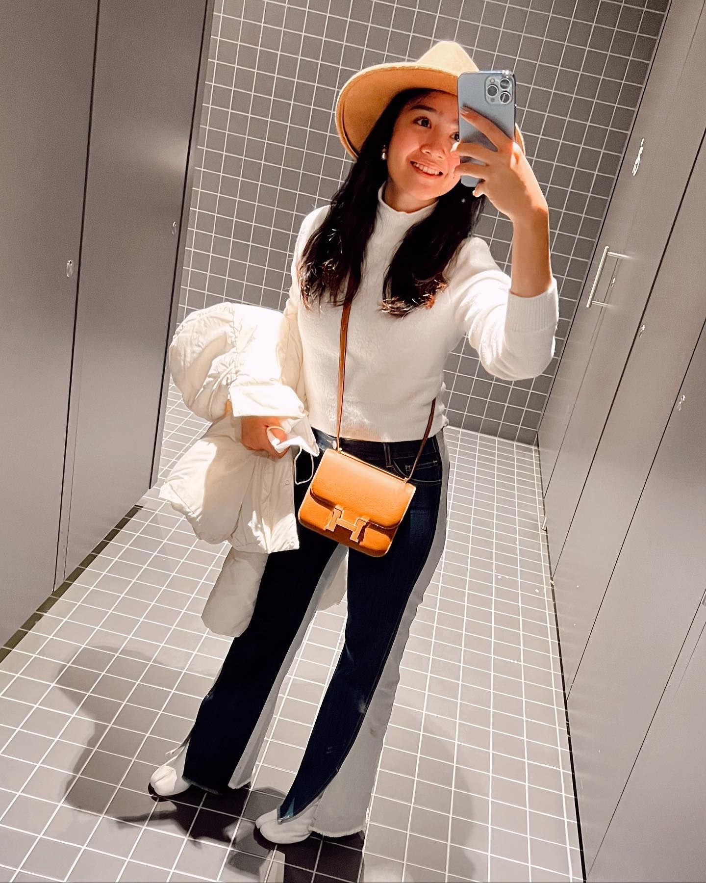 deretan tas mewah febby rastanty saat liburan ke luar negeri, 1. Jadi statement point tanpa harus mengenakan banyak perhiasan, Febby Rastanty andalkan tas crossbody warna merah Chanel jenis Classic Caviar Wallet dengan kisaran harga senilai 47 jutaan rupiah ketika berkunjung ke London., 2. Liburan ke Disney World di California, Febby Rastanty kenakan tube top putih dibalut kemeja oversized, celana pendek dan tas crossbody Sunset Medium bertekstur kulit buaya dari Saint Laurent seharga 50 juta rupiah., 3. Senada dengan topi yang dikenakannya saat berada di Turki, Febby Rastanty andalkan crossbody bag berukuran mini warna merah dari Valentino seharga 55 juta rupiah yang juga bisa digunakan sebagai tas tangan., 4. Minimalis dan termasuk tas kesayangan Febby Rastanty, tas hitam Triomphe CELINE seharga 65 jutaan ini pernah dikenakan sang artis sewaktu berkunjung ke Library of Congress di Washington DC bersama Enzy Storia., 5. Pada momen berikutnya, Febby Rastanty yang kembali liburan di New York terlihat formal dengan vest top dibalut blazer hitam yang dipadu-padankan bersama tas crossbody Small Lady D-Joy Dior seharga 85 jutaan rupiah., 6. Versi lain dari tas warna merah yang sering dikenakan Febby Rastanty adalah tas Lady Dior. Warna merahnya lebih gelap cenderung mirip cherry red, tas Lady Dior seharga 110 jutaan rupiah milik Febby Rastanty ini terbukti bisa diandalkan untuk momen kasual sampai formal., 7. Beri kesan minimalis, OOTD serba warna putih yang dikenakan Febby Rastanty ketika liburan ke New York semakin terlihat mewah ketika disempurnakan bersama tas crossbody Constance dari Hermès yang mempunyai harga senilai 320 jutaan rupiah.
