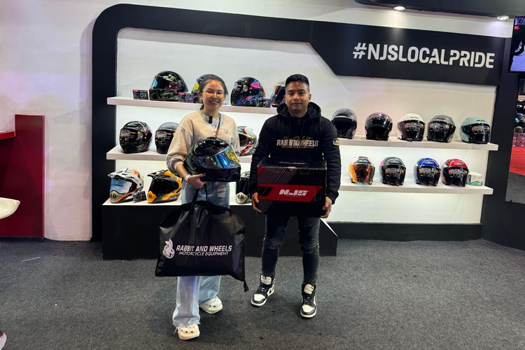 Duta Apparel Ini Traktir Helm buat Pengunjung IMHAX 2024