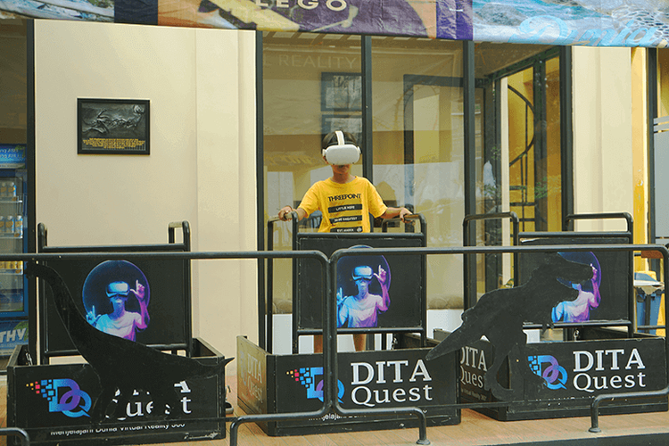 Ilustrasi Wahana Bioskop Virtual Reality di Garut Dinoland.