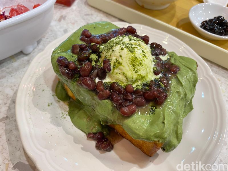 Furawa Cafe, kafe dessert di Gading Serpong yang tawarkan menu toast hingga kakigori, Populer Sejak 2022, Menu Furawa Cafe, Kakigori Thai Tea yang Manis Legit, Bear Bath yang lucu hingga Matcha Toast Legit, Furawa Cafe