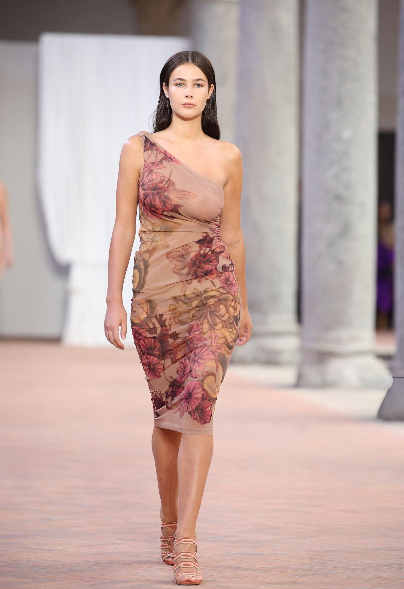 gaya grace burns, anak christy turlington yang curi perhatian di nyfw, 1. Berbeda seperti Christy Turlington, Grace Burns memilih mengenakan pantsuit hitam beludru dengan clutch putih yang terlihat chic sewaktu hadir di acara penting Kering Foundation tahun lalu., 2. Ikut meramaikan Marc Jacobs Perfect Party, Grace Burns memadu-padankan crop top hitam model square neck dan rok midi transparan senada dengan beberapa perhiasan sebagai pelengkap look., 3. Beri kesan klasik era 90-an, gaun hitam minimalis dengan tambahan belt serta tas pundak mini dan pointed toe menjadi pilihan Grace Burns ketika hadiri karpet merah Glamour Women of the Year 2023., 4. Kembali kenakan gaun hitam di ulang tahun W Magazine ke-50, kali ini Grace Burns menjatuhkan pilihannya pada gaun strapless dengan sweetheart neckline dan tambahan belt pita., 5. Pada peragaan busana FENDI 25th Anniversary Of The Baguette, Grace Burns tiba dalam balutan korset top asimetris yang dikombinasikan bersama midi skirt, pump heels serta tas Baguette warna putih., 6. Sukses melakukan debut catwalk di Milan Fashion Week tahun lalu, Grace Burns dipercaya bawakan slim-fit maxi dress bunga-bunga pastel berpotongan tali leher asimetris di peragaan busana Alberta Ferretti Spring/Summer 2024., 7. Sedangkan di Ralph Lauren Spring/Summer 2025, Grace Burns yang satu catwalk dengan sang ibu membawakan look semi formal bernuansa musim panas yang memiliki motif serba kotak-kotak warna biru, strappy sandals dan tas bucket coklat.
