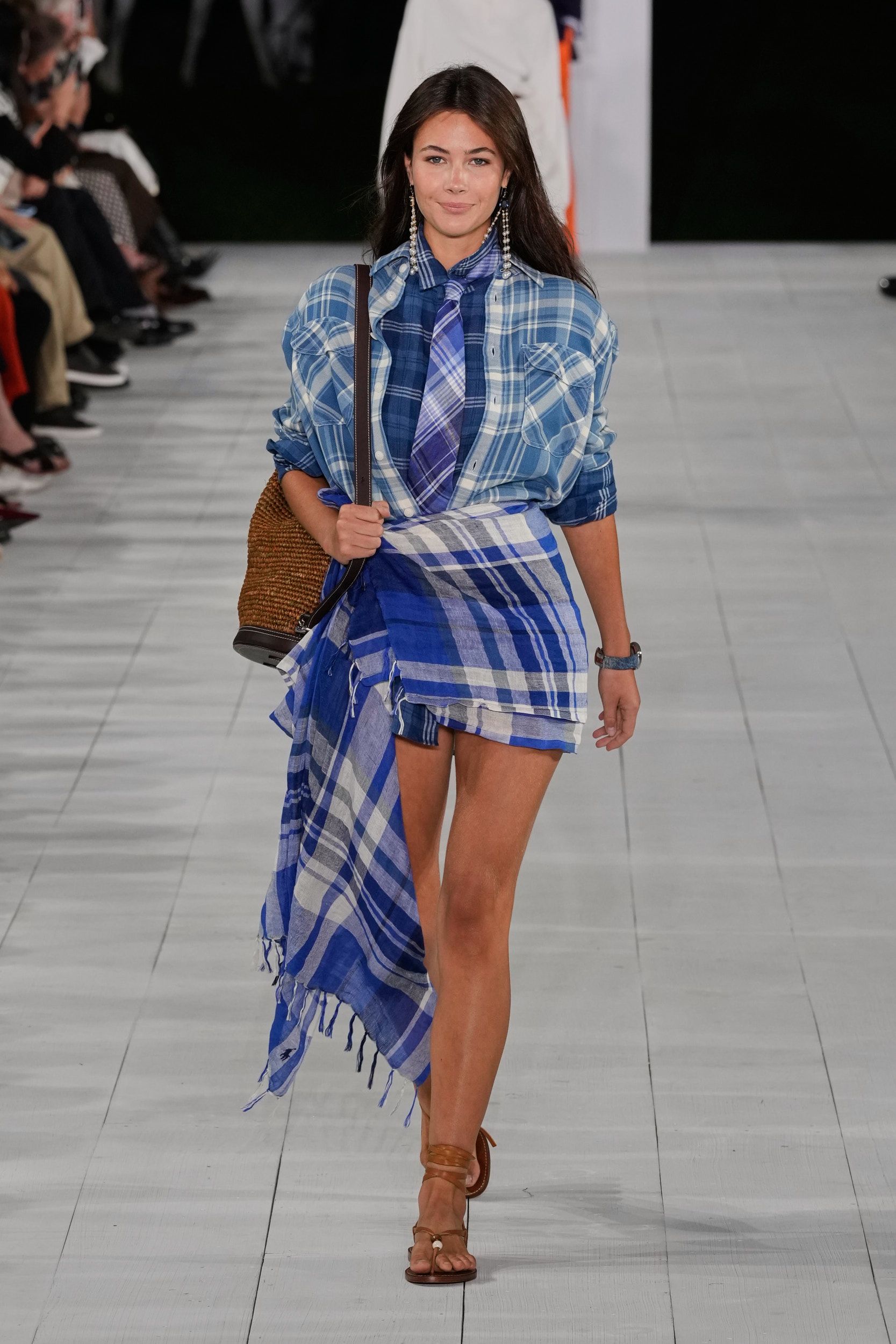 gaya grace burns, anak christy turlington yang curi perhatian di nyfw, 1. Berbeda seperti Christy Turlington, Grace Burns memilih mengenakan pantsuit hitam beludru dengan clutch putih yang terlihat chic sewaktu hadir di acara penting Kering Foundation tahun lalu., 2. Ikut meramaikan Marc Jacobs Perfect Party, Grace Burns memadu-padankan crop top hitam model square neck dan rok midi transparan senada dengan beberapa perhiasan sebagai pelengkap look., 3. Beri kesan klasik era 90-an, gaun hitam minimalis dengan tambahan belt serta tas pundak mini dan pointed toe menjadi pilihan Grace Burns ketika hadiri karpet merah Glamour Women of the Year 2023., 4. Kembali kenakan gaun hitam di ulang tahun W Magazine ke-50, kali ini Grace Burns menjatuhkan pilihannya pada gaun strapless dengan sweetheart neckline dan tambahan belt pita., 5. Pada peragaan busana FENDI 25th Anniversary Of The Baguette, Grace Burns tiba dalam balutan korset top asimetris yang dikombinasikan bersama midi skirt, pump heels serta tas Baguette warna putih., 6. Sukses melakukan debut catwalk di Milan Fashion Week tahun lalu, Grace Burns dipercaya bawakan slim-fit maxi dress bunga-bunga pastel berpotongan tali leher asimetris di peragaan busana Alberta Ferretti Spring/Summer 2024., 7. Sedangkan di Ralph Lauren Spring/Summer 2025, Grace Burns yang satu catwalk dengan sang ibu membawakan look semi formal bernuansa musim panas yang memiliki motif serba kotak-kotak warna biru, strappy sandals dan tas bucket coklat.