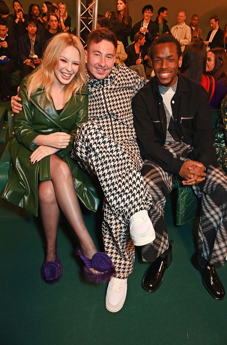 gaya para seleb hadiri pertunjukan burberry spring/summer 2024, 1. Rosie Huntington-Whiteley dan Jason Statham terlihat kece saat hadiri pertunjukan Burberry Spring/Summer 2025. Rosie Huntington-Whiteley andalkan coat warna khaki dan sunglasses dengan heels warna kuning beraksen feather., 2. Bergaya edgy, Sheila Atim memilih paduan celana dan jaket berpotongan asimetris untuk penampilannya kali ini., 3. Sonam Kapoor datang dengan coat Burberry hitam putih yang dipadukan dengan leather boots., 4. Naomi Campbell memilih tampilan yang chic dalam balutan coat dan celana panjang warna kuning yang memiliki motif serasi., 5. Naomi Ackie memadupadankan atasan lengan panjang dan celana bernuansa hijau dengan motif khas Burberry., 6. Kylie Minogue, Barry Keoghan dan Micheal Ward duduk berdampingan di baris depan pertunjukan koleksi Burberry. Kylie Minogue andalkan leather coat warna olive dengan sepatu heels aksen bulu sementara Barry Keoghan dan Micheal Ward terlihat keren dalam balutan motif houndstooth khas Burberry., 7. Jodie Comer memilih strapless dress dengan motif ikonik Burberry serta boots untuk melengkapi gayanya., 8. Duta global Burberry, Bright Vachirawit tampak kece dalam balutan jaket leather dan celana motif Burberry warna hitam putih.