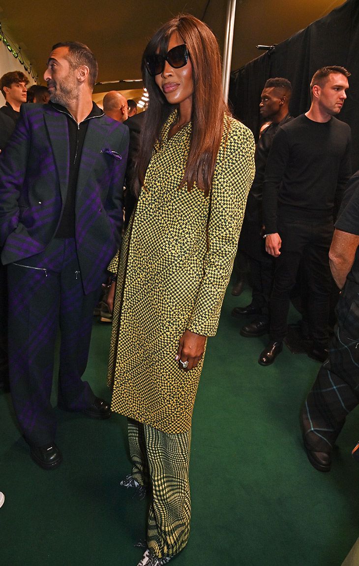 gaya para seleb hadiri pertunjukan burberry spring/summer 2024, 1. Rosie Huntington-Whiteley dan Jason Statham terlihat kece saat hadiri pertunjukan Burberry Spring/Summer 2025. Rosie Huntington-Whiteley andalkan coat warna khaki dan sunglasses dengan heels warna kuning beraksen feather., 2. Bergaya edgy, Sheila Atim memilih paduan celana dan jaket berpotongan asimetris untuk penampilannya kali ini., 3. Sonam Kapoor datang dengan coat Burberry hitam putih yang dipadukan dengan leather boots., 4. Naomi Campbell memilih tampilan yang chic dalam balutan coat dan celana panjang warna kuning yang memiliki motif serasi., 5. Naomi Ackie memadupadankan atasan lengan panjang dan celana bernuansa hijau dengan motif khas Burberry., 6. Kylie Minogue, Barry Keoghan dan Micheal Ward duduk berdampingan di baris depan pertunjukan koleksi Burberry. Kylie Minogue andalkan leather coat warna olive dengan sepatu heels aksen bulu sementara Barry Keoghan dan Micheal Ward terlihat keren dalam balutan motif houndstooth khas Burberry., 7. Jodie Comer memilih strapless dress dengan motif ikonik Burberry serta boots untuk melengkapi gayanya., 8. Duta global Burberry, Bright Vachirawit tampak kece dalam balutan jaket leather dan celana motif Burberry warna hitam putih.