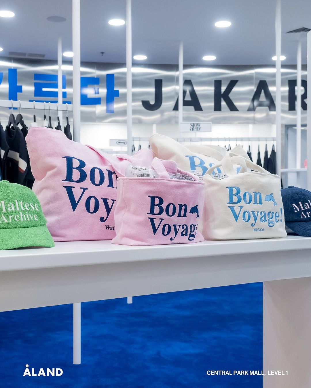 hadir di indonesia, åland buka toko pertama di central park mall, 1. ÅLAND membuka toko di Indonesia dengan luas 253 meter persegi dan berlokasi di Central Park Mall Lantai 1, Jakarta., 2. Merayakan kehadiran di Indonesia, pada saat yang bersamaan, ÅLAND juga membuka sebuah pop-up exploration center yang berlokasi di Grand Indonesia., 3. Åland Indonesia menawarkan sekitar 15 merek terkemuka dari Korea Selatan seperti WaiKei, Romantic Crown, Mahagrid, Ames, dan Nasty Fancy. Terdapat personal brand ÅLAND bernama AGOODS yang fokus pada penjualan produk basic fashion seperti kaus, sweater, topi, dan tas, yang menonjolkan desain sederhana namun tetap stylish dan fungsional., 4. COO Åland, Junho Jeung, berharap kehadiran ÅLAND di Indonesia dapat mendorong pertumbuhan para desainer lokal dan internasional yang ingin memasarkan produk mereka di pasar global. Melalui platform yang dimiliki ÅLAND, para desainer ini akan dapat menjangkau konsumen yang lebih luas dan mengembangkan bisnis mereka ke tingkat yang lebih tinggi., 5. Pembukaan toko pertama di Jakarta ini menjadi awal dari rencana ekspansi yang lebih besar di masa depan, dengan tujuan untuk membawa lebih banyak produk dan merek Korea Selatan ke pasar Indonesia.