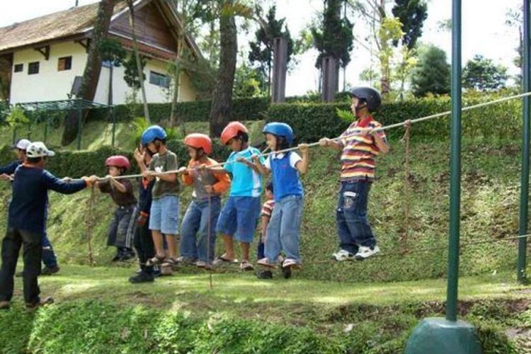 Ilustrasi permainan anak-anak di luar ruangan di Pondok Zidane, Depok., Pilihan Paket Outbound untuk Anak-anak, Paket Outbound untuk Dewasa, Paket Family Gathering dan Paket Khusus Lainnya, Pilihan Menu Makanan Pondok Zidane