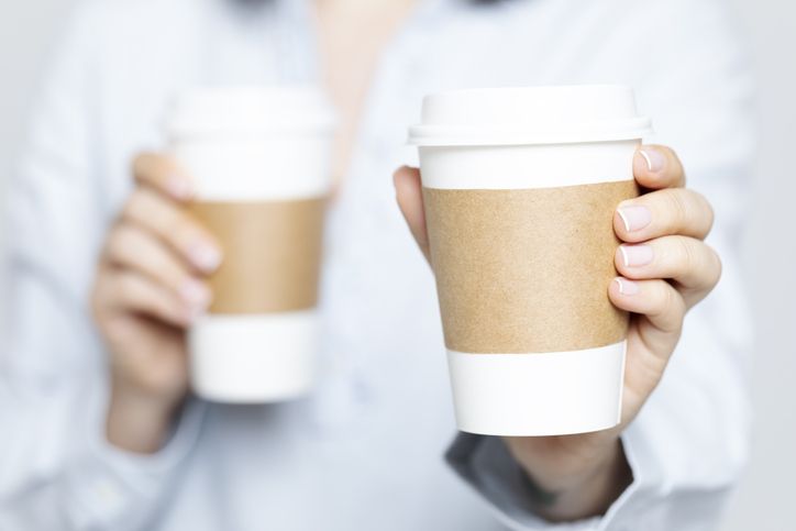 Hati-hati! Minum Kopi di Gelas Kertas Berisiko Tercemar 25 Ribu Partikel Plastik, 1. Talenan plastik, 2. Wadah plastik untuk microwave, 3. Gelas kertas, 4. Teh celup, 5. Wadah es batu plastik