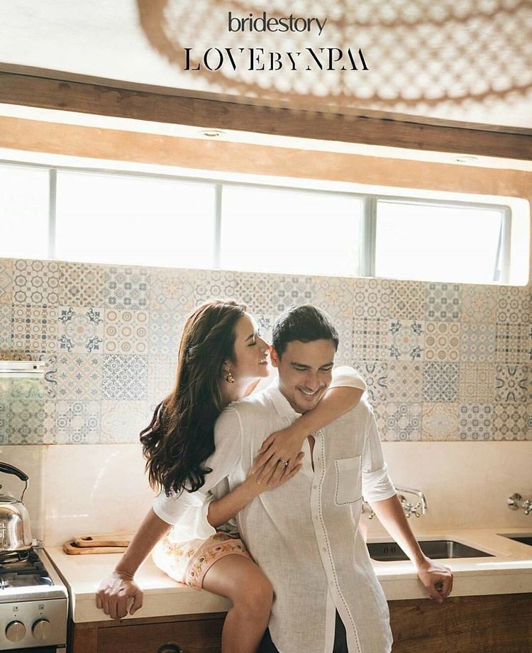 inspirasi baju pre-wedding kasual yang jadi favorit calon pengantin, 1. Menggunakan pakaian warna pastel akan menciptakan foto pre-wedding yang manis dan effortless. , 2. Menggunakan pakaian kembaran dengan pasangan akan memperlihatkan kesan romantis. Salah satu yang bisa dicoba adalah baju bermotif garis-garis., 3. Kesan rapi dan tetap kasual dapat tercipta dengan look yang satu ini. Mengandalkan blazer yang formal dapat dipadu-padankan dengan celana pendek dan sneakers., 4. Konsep pre-wedding di rumah akan memperlihatkan pasangan yang memiliki kesan hangat. Sweater dan relax pants menjadi perpaduan pakaian yang pas., 5. Masih dengan konsep di rumah, dapur juga jadi spot favorit untuk pre-wedding. Gunakan pakaian kemeja berwarna senada jadi pilihan yang tepat., 6. Mengusung tema keindahan alam, perpaduan dress kasual dan kemeja untuk laki-laki membuat foto pre-wedding jadi lebih menarik., 7. Nggak kalah jafi favorit menggunakan pakaian nge-date sehari-hari sambil mengelilingi kota. Kompak pakai leather shoes bisa menjadi membuat gaya terlihat makin serasi.