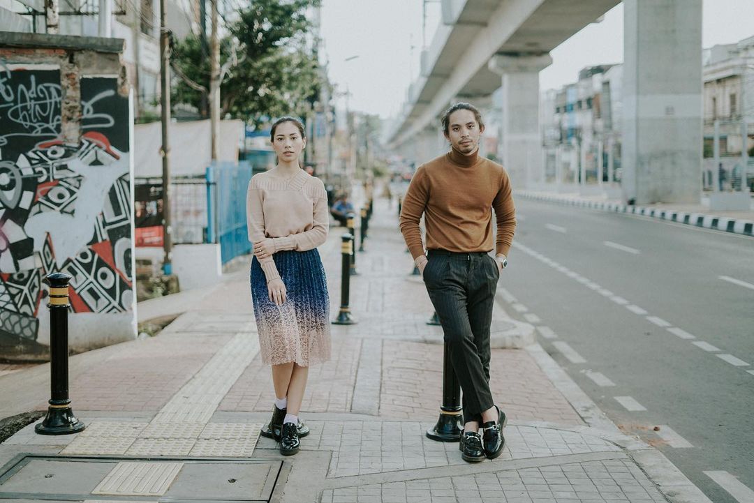 inspirasi baju pre-wedding kasual yang jadi favorit calon pengantin, 1. Menggunakan pakaian warna pastel akan menciptakan foto pre-wedding yang manis dan effortless. , 2. Menggunakan pakaian kembaran dengan pasangan akan memperlihatkan kesan romantis. Salah satu yang bisa dicoba adalah baju bermotif garis-garis., 3. Kesan rapi dan tetap kasual dapat tercipta dengan look yang satu ini. Mengandalkan blazer yang formal dapat dipadu-padankan dengan celana pendek dan sneakers., 4. Konsep pre-wedding di rumah akan memperlihatkan pasangan yang memiliki kesan hangat. Sweater dan relax pants menjadi perpaduan pakaian yang pas., 5. Masih dengan konsep di rumah, dapur juga jadi spot favorit untuk pre-wedding. Gunakan pakaian kemeja berwarna senada jadi pilihan yang tepat., 6. Mengusung tema keindahan alam, perpaduan dress kasual dan kemeja untuk laki-laki membuat foto pre-wedding jadi lebih menarik., 7. Nggak kalah jafi favorit menggunakan pakaian nge-date sehari-hari sambil mengelilingi kota. Kompak pakai leather shoes bisa menjadi membuat gaya terlihat makin serasi.