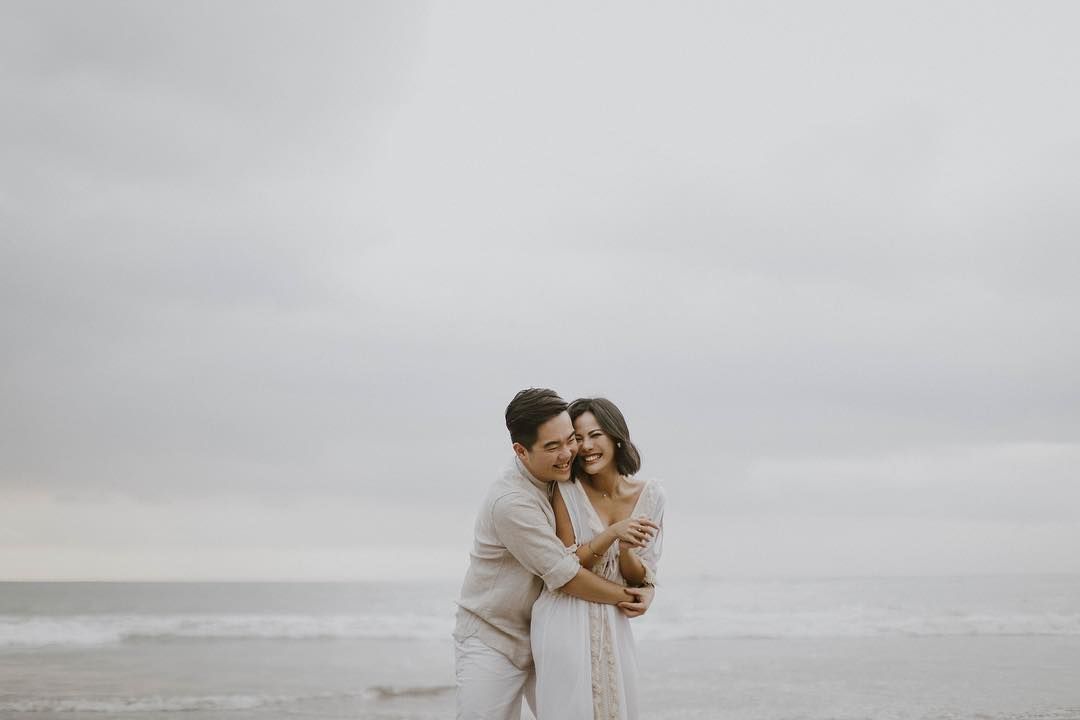 inspirasi baju pre-wedding kasual yang jadi favorit calon pengantin, 1. Menggunakan pakaian warna pastel akan menciptakan foto pre-wedding yang manis dan effortless. , 2. Menggunakan pakaian kembaran dengan pasangan akan memperlihatkan kesan romantis. Salah satu yang bisa dicoba adalah baju bermotif garis-garis., 3. Kesan rapi dan tetap kasual dapat tercipta dengan look yang satu ini. Mengandalkan blazer yang formal dapat dipadu-padankan dengan celana pendek dan sneakers., 4. Konsep pre-wedding di rumah akan memperlihatkan pasangan yang memiliki kesan hangat. Sweater dan relax pants menjadi perpaduan pakaian yang pas., 5. Masih dengan konsep di rumah, dapur juga jadi spot favorit untuk pre-wedding. Gunakan pakaian kemeja berwarna senada jadi pilihan yang tepat., 6. Mengusung tema keindahan alam, perpaduan dress kasual dan kemeja untuk laki-laki membuat foto pre-wedding jadi lebih menarik., 7. Nggak kalah jafi favorit menggunakan pakaian nge-date sehari-hari sambil mengelilingi kota. Kompak pakai leather shoes bisa menjadi membuat gaya terlihat makin serasi.