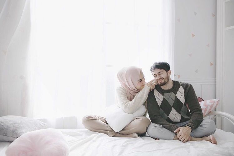 inspirasi baju pre-wedding kasual yang jadi favorit calon pengantin, 1. Menggunakan pakaian warna pastel akan menciptakan foto pre-wedding yang manis dan effortless. , 2. Menggunakan pakaian kembaran dengan pasangan akan memperlihatkan kesan romantis. Salah satu yang bisa dicoba adalah baju bermotif garis-garis., 3. Kesan rapi dan tetap kasual dapat tercipta dengan look yang satu ini. Mengandalkan blazer yang formal dapat dipadu-padankan dengan celana pendek dan sneakers., 4. Konsep pre-wedding di rumah akan memperlihatkan pasangan yang memiliki kesan hangat. Sweater dan relax pants menjadi perpaduan pakaian yang pas., 5. Masih dengan konsep di rumah, dapur juga jadi spot favorit untuk pre-wedding. Gunakan pakaian kemeja berwarna senada jadi pilihan yang tepat., 6. Mengusung tema keindahan alam, perpaduan dress kasual dan kemeja untuk laki-laki membuat foto pre-wedding jadi lebih menarik., 7. Nggak kalah jafi favorit menggunakan pakaian nge-date sehari-hari sambil mengelilingi kota. Kompak pakai leather shoes bisa menjadi membuat gaya terlihat makin serasi.