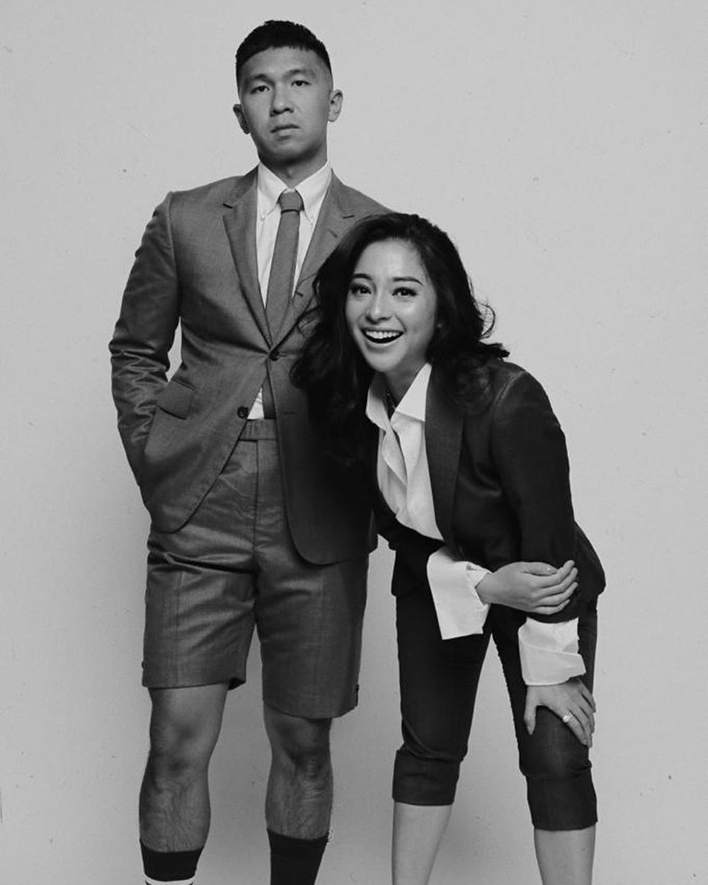 inspirasi baju pre-wedding kasual yang jadi favorit calon pengantin, 1. Menggunakan pakaian warna pastel akan menciptakan foto pre-wedding yang manis dan effortless. , 2. Menggunakan pakaian kembaran dengan pasangan akan memperlihatkan kesan romantis. Salah satu yang bisa dicoba adalah baju bermotif garis-garis., 3. Kesan rapi dan tetap kasual dapat tercipta dengan look yang satu ini. Mengandalkan blazer yang formal dapat dipadu-padankan dengan celana pendek dan sneakers., 4. Konsep pre-wedding di rumah akan memperlihatkan pasangan yang memiliki kesan hangat. Sweater dan relax pants menjadi perpaduan pakaian yang pas., 5. Masih dengan konsep di rumah, dapur juga jadi spot favorit untuk pre-wedding. Gunakan pakaian kemeja berwarna senada jadi pilihan yang tepat., 6. Mengusung tema keindahan alam, perpaduan dress kasual dan kemeja untuk laki-laki membuat foto pre-wedding jadi lebih menarik., 7. Nggak kalah jafi favorit menggunakan pakaian nge-date sehari-hari sambil mengelilingi kota. Kompak pakai leather shoes bisa menjadi membuat gaya terlihat makin serasi.