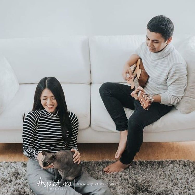 inspirasi baju pre-wedding kasual yang jadi favorit calon pengantin, 1. Menggunakan pakaian warna pastel akan menciptakan foto pre-wedding yang manis dan effortless. , 2. Menggunakan pakaian kembaran dengan pasangan akan memperlihatkan kesan romantis. Salah satu yang bisa dicoba adalah baju bermotif garis-garis., 3. Kesan rapi dan tetap kasual dapat tercipta dengan look yang satu ini. Mengandalkan blazer yang formal dapat dipadu-padankan dengan celana pendek dan sneakers., 4. Konsep pre-wedding di rumah akan memperlihatkan pasangan yang memiliki kesan hangat. Sweater dan relax pants menjadi perpaduan pakaian yang pas., 5. Masih dengan konsep di rumah, dapur juga jadi spot favorit untuk pre-wedding. Gunakan pakaian kemeja berwarna senada jadi pilihan yang tepat., 6. Mengusung tema keindahan alam, perpaduan dress kasual dan kemeja untuk laki-laki membuat foto pre-wedding jadi lebih menarik., 7. Nggak kalah jafi favorit menggunakan pakaian nge-date sehari-hari sambil mengelilingi kota. Kompak pakai leather shoes bisa menjadi membuat gaya terlihat makin serasi.