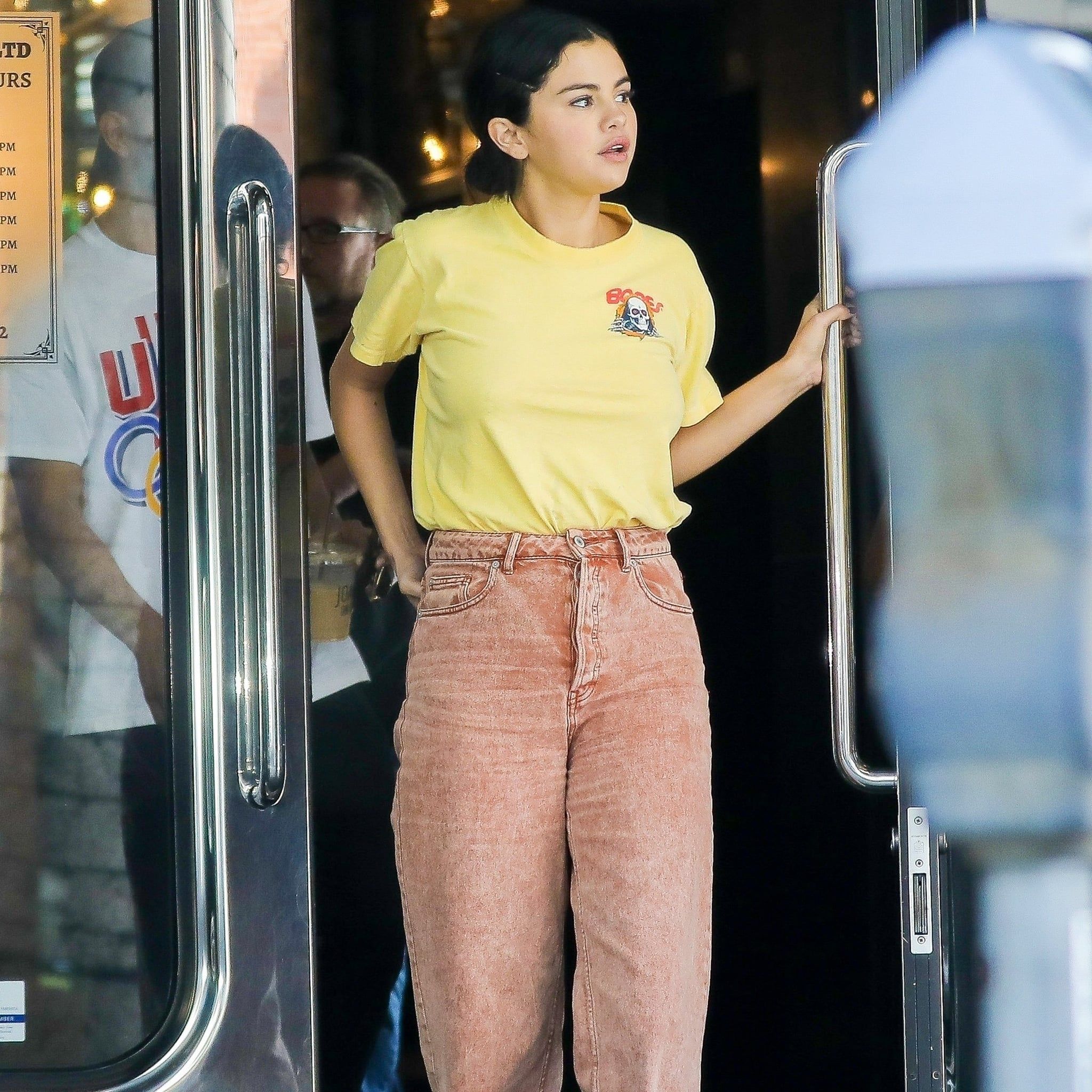 inspirasi gaya a la 90an yang bisa kamu tiru dari seleb hollywood, 1. Gaya Kendall Jenner yang tampak formal memakai blazer berubah jadi lebih kasual saat dipasangkan dengan mom shorts dan boots., 2. Combat boots memang sudah jadi sepatu andalan di tahun 90an. Tiru Alexa Chung yang memadu-padankan combat boots dengan slip dress dan fringe jacket., 3. Fanny pack yang sempat hits di tahun 90an kini kembali jadi favorit! Seperti gaya basic Kim Kardashian West langsung berubah makin maksimal dengan fanny pack hitam., 4. Mau tampil totalitas a la tahun 90an, langsung saja contek gaya Olivia Palermo yang menggunakan plaid-set warna kuning yang terinspirasi dari outfit Cher Horowitz di film Clueless., 5. Selena Gomez cukup memadu-padankan t-shirt dengan corduroy pants yang identik dengan tekstur old-fashion.