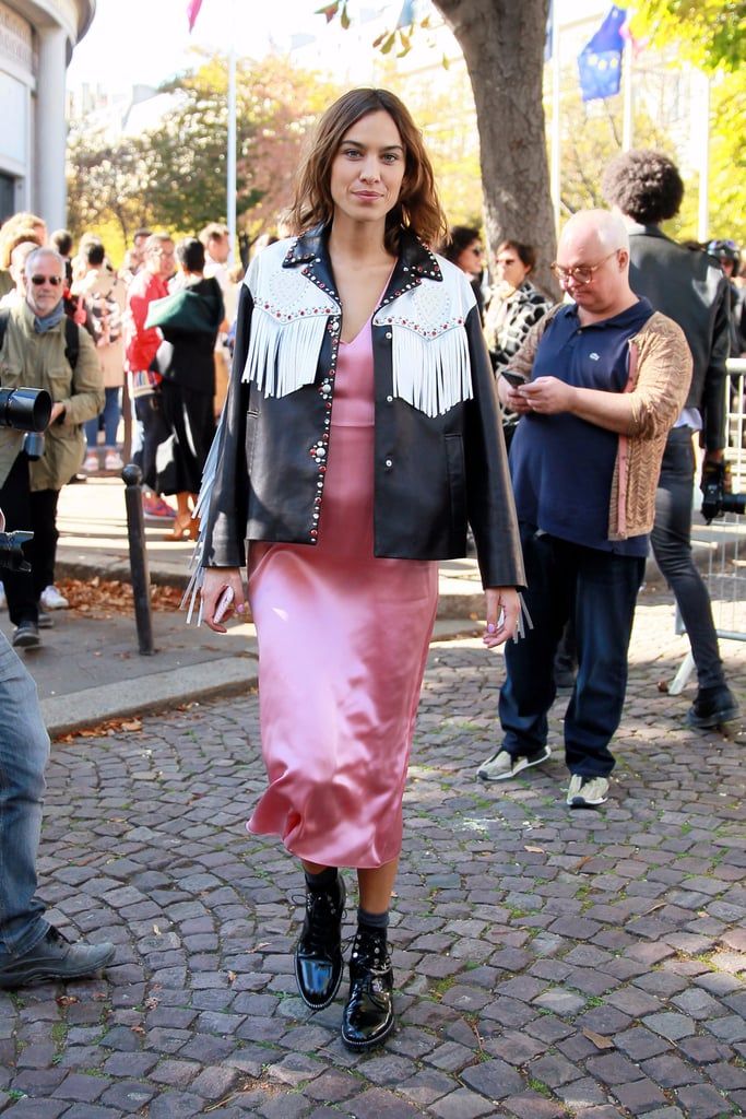 inspirasi gaya a la 90an yang bisa kamu tiru dari seleb hollywood, 1. Gaya Kendall Jenner yang tampak formal memakai blazer berubah jadi lebih kasual saat dipasangkan dengan mom shorts dan boots., 2. Combat boots memang sudah jadi sepatu andalan di tahun 90an. Tiru Alexa Chung yang memadu-padankan combat boots dengan slip dress dan fringe jacket., 3. Fanny pack yang sempat hits di tahun 90an kini kembali jadi favorit! Seperti gaya basic Kim Kardashian West langsung berubah makin maksimal dengan fanny pack hitam., 4. Mau tampil totalitas a la tahun 90an, langsung saja contek gaya Olivia Palermo yang menggunakan plaid-set warna kuning yang terinspirasi dari outfit Cher Horowitz di film Clueless., 5. Selena Gomez cukup memadu-padankan t-shirt dengan corduroy pants yang identik dengan tekstur old-fashion.