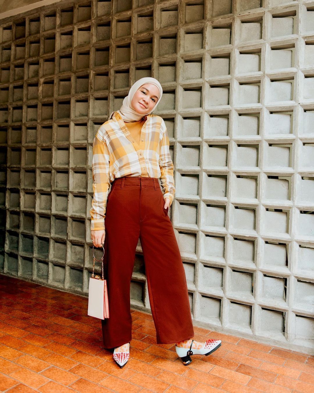 inspirasi ootd celana coklat tua hijab simpel buat ngantor, 1. Padu-padan simpel dan classy, 2. Mix and match dengan simple layering, 3. Gaya feminin anti mainstream, 4. Outfit monokromatik, 5. OOTD serba coklat