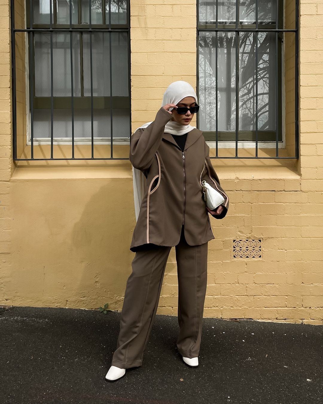 inspirasi ootd celana coklat tua hijab simpel buat ngantor, 1. Padu-padan simpel dan classy, 2. Mix and match dengan simple layering, 3. Gaya feminin anti mainstream, 4. Outfit monokromatik, 5. OOTD serba coklat