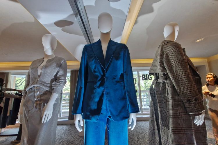 Koleksi Musim Gugur/Musim Dingin 2024 dari ritel yang berbasis di London, Inggris, Marks & Spencer pada acara media preview di kawasan Kuningan, Jakarta Selatan, Jumat (13/9/2024).