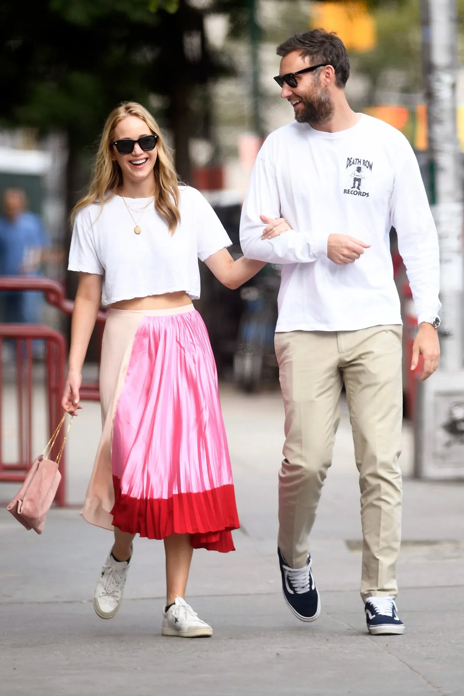 intip gaya seleb perempuan hollywood saat ngedate bareng pasangan, 1. Suki Waterhouse, 2. Jennifer Lawrence, 3. Bella Hadid, 4. Barbara Palvin, 5. Olivia Rodrigo