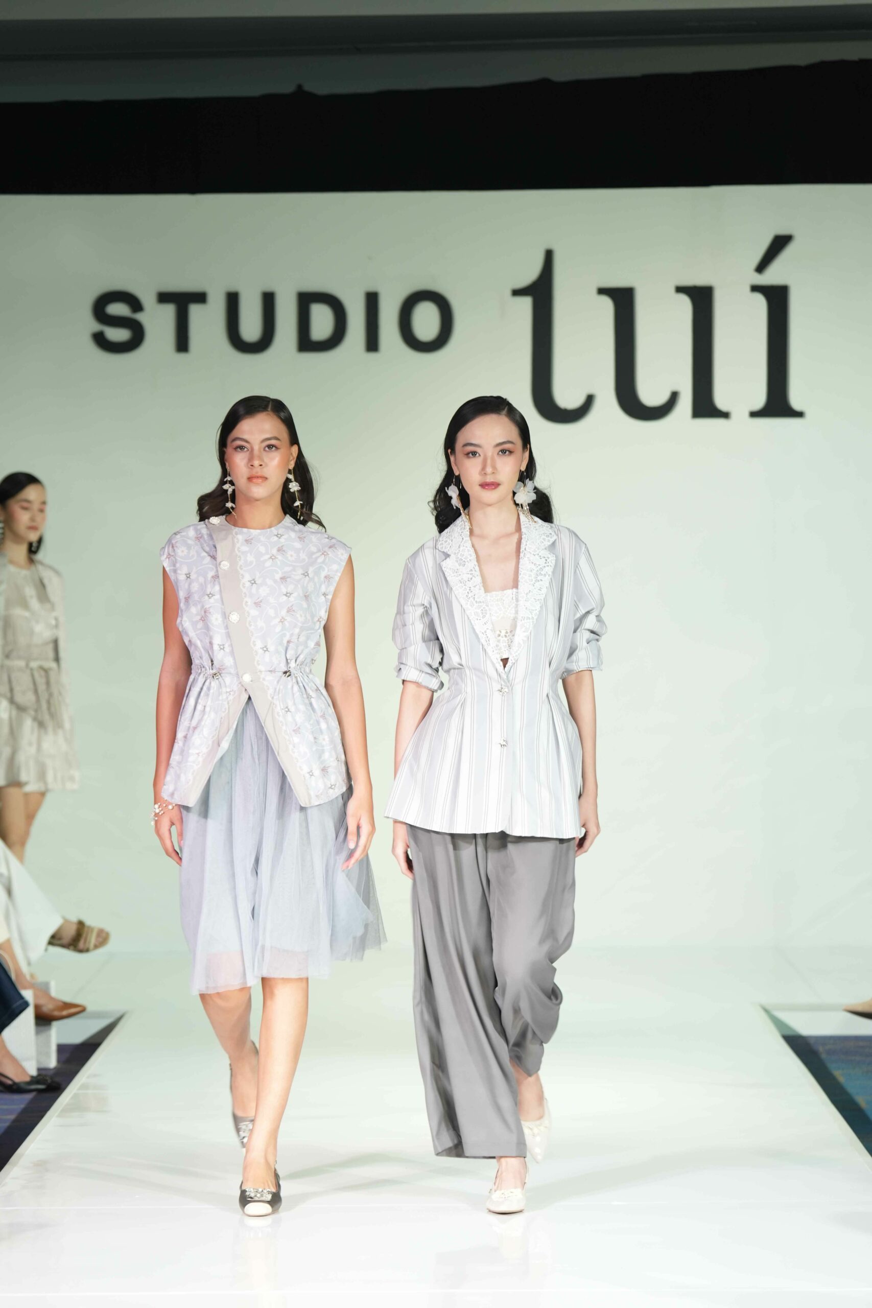 intip koleksi studio tui ‘unfolding petals’ rayakan 3 tahun perjalanan, 1. Studio TUI juga menggandeng tiga muse dalam peluncuran koleksi ini, yaitu Harumi, Tyna Dwi Jayanti, dan Putri Caya. “Masing-masing muse ini memiliki ciri khas tersendiri yang menggambarkan esensi Studio TUI, menunjukkan bagaimana keberagaman dapat memperkaya dan memperindah koleksi kami,” jelas Hani Kenisha, founder Studio TUI., 2. “Unfolding Petals” merupakan koleksi yang pertama kalinya menggunakan ilustrasi manual hasil gambar tangan sebelum dicetak ke kain. Warna-warna pastel lembut seperti blush pink dan powder blue mendominasi koleksi ini., 3. Studio TUI memperkenalkan tiga item yang jadi bintang dari koleksi “Unfolding Petals” ini: Brigitte Vest, Eugenia Vest, dan Lilou Outer. Ketiganya didesain untuk menciptakan look yang anggun, namun tetap fungsional dengan sentuhan cantik hand-drawn floral prints. , 4. Ornamen lace dan embroidery yang jadi ciri khas Studio TUI juga terlihat pada setiap piece dari koleksi “Unfolding Petals.” Keduanya memberikan sentuhan tradisional pade desain yang modern, membuatnya cocok untuk dikenakan sebagai outfit sehari-hari maupun ke acara-acara spesial, 5. Koleksi “Unfolding Petals” ini bisa dengan mudah diubah dari tampilan kasual jadi lebih formal dengan memadukannya dengan kain tradisional, misalnya. Kombinasi dari desain versatile, warna-warna pastel cantik dan harga yang affordable ini jelas bakal membuat koleksi ini jadi favorit untuk tampil elegan dengan sentuhan artsy.