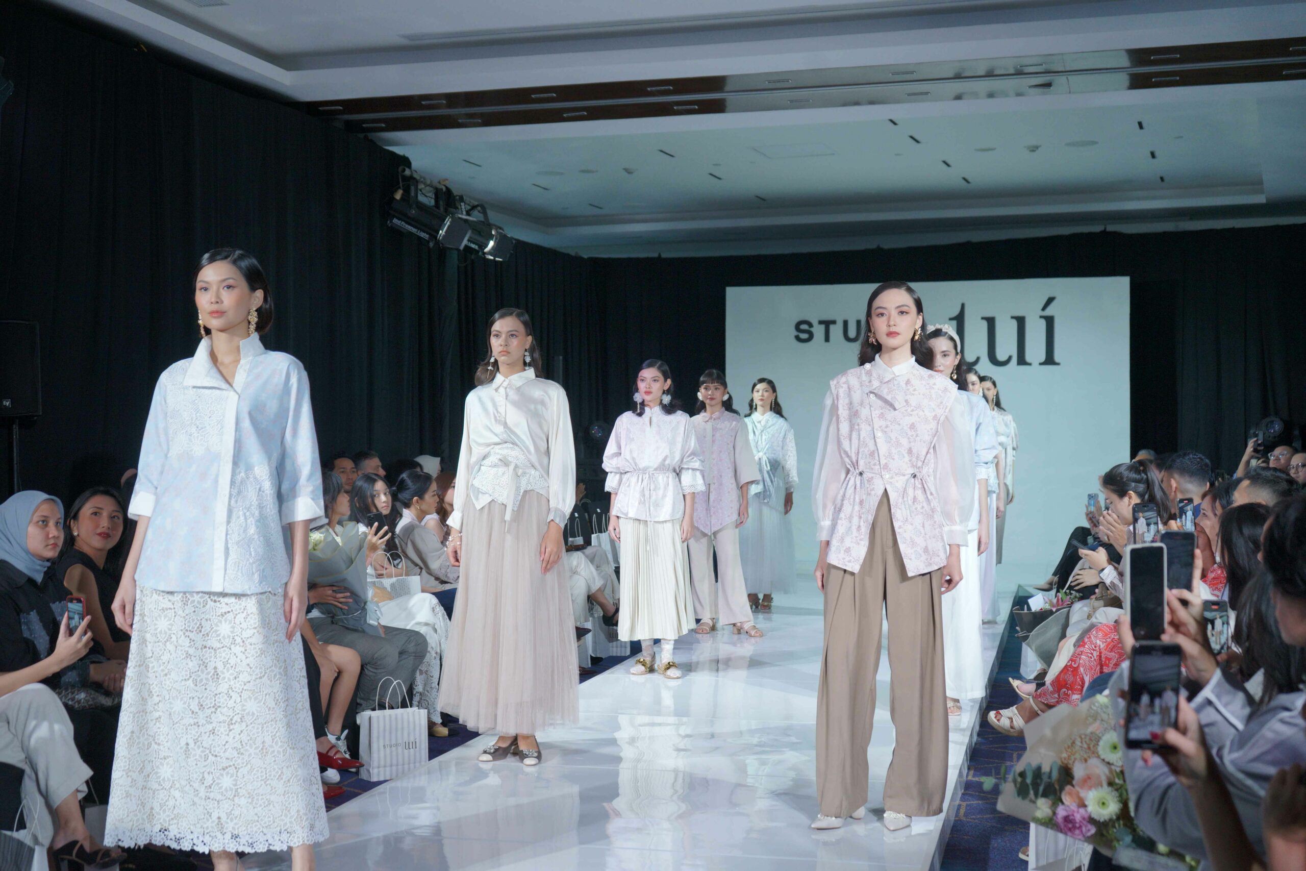 intip koleksi studio tui ‘unfolding petals’ rayakan 3 tahun perjalanan, 1. Studio TUI juga menggandeng tiga muse dalam peluncuran koleksi ini, yaitu Harumi, Tyna Dwi Jayanti, dan Putri Caya. “Masing-masing muse ini memiliki ciri khas tersendiri yang menggambarkan esensi Studio TUI, menunjukkan bagaimana keberagaman dapat memperkaya dan memperindah koleksi kami,” jelas Hani Kenisha, founder Studio TUI., 2. “Unfolding Petals” merupakan koleksi yang pertama kalinya menggunakan ilustrasi manual hasil gambar tangan sebelum dicetak ke kain. Warna-warna pastel lembut seperti blush pink dan powder blue mendominasi koleksi ini., 3. Studio TUI memperkenalkan tiga item yang jadi bintang dari koleksi “Unfolding Petals” ini: Brigitte Vest, Eugenia Vest, dan Lilou Outer. Ketiganya didesain untuk menciptakan look yang anggun, namun tetap fungsional dengan sentuhan cantik hand-drawn floral prints. , 4. Ornamen lace dan embroidery yang jadi ciri khas Studio TUI juga terlihat pada setiap piece dari koleksi “Unfolding Petals.” Keduanya memberikan sentuhan tradisional pade desain yang modern, membuatnya cocok untuk dikenakan sebagai outfit sehari-hari maupun ke acara-acara spesial, 5. Koleksi “Unfolding Petals” ini bisa dengan mudah diubah dari tampilan kasual jadi lebih formal dengan memadukannya dengan kain tradisional, misalnya. Kombinasi dari desain versatile, warna-warna pastel cantik dan harga yang affordable ini jelas bakal membuat koleksi ini jadi favorit untuk tampil elegan dengan sentuhan artsy.