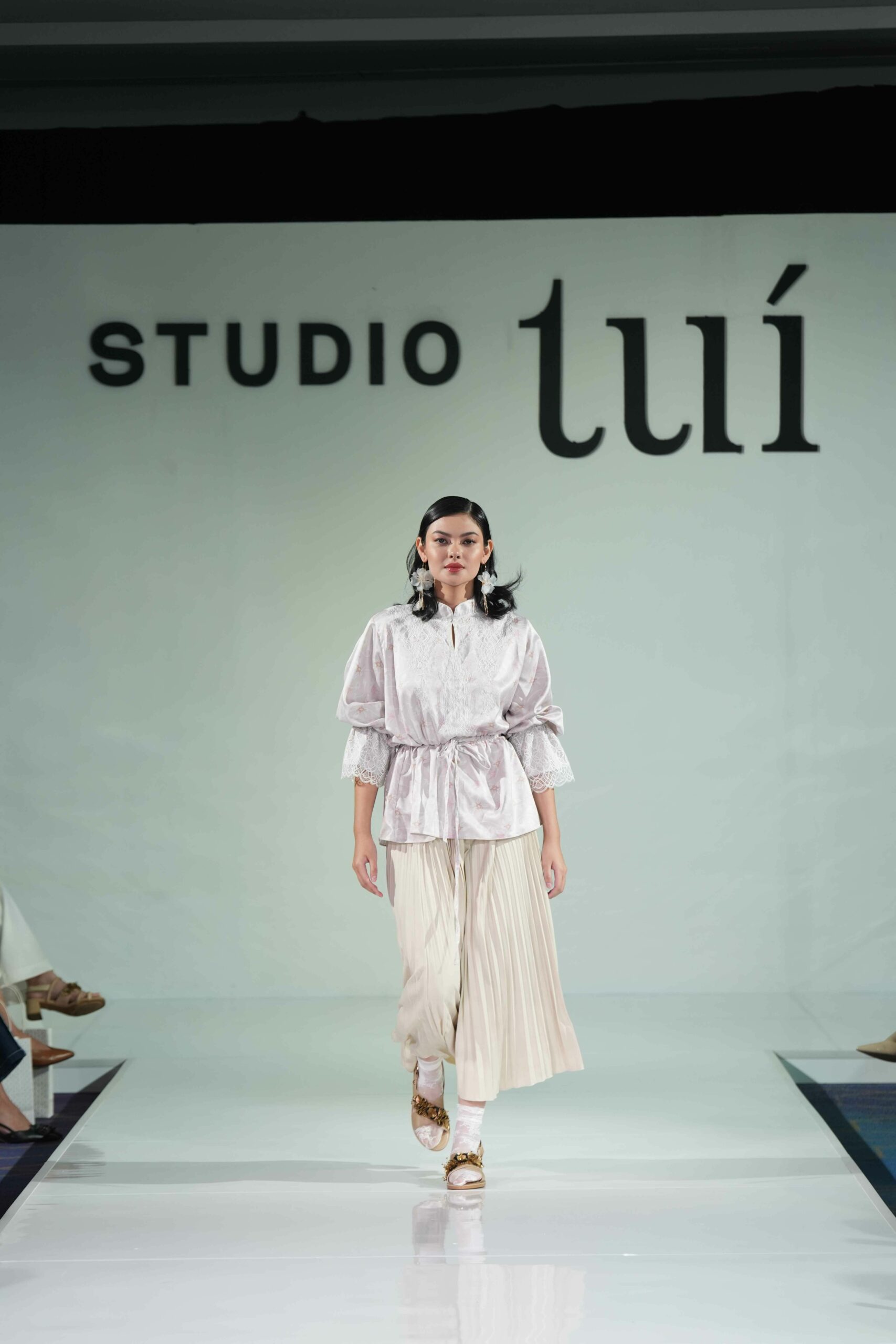 intip koleksi studio tui ‘unfolding petals’ rayakan 3 tahun perjalanan, 1. Studio TUI juga menggandeng tiga muse dalam peluncuran koleksi ini, yaitu Harumi, Tyna Dwi Jayanti, dan Putri Caya. “Masing-masing muse ini memiliki ciri khas tersendiri yang menggambarkan esensi Studio TUI, menunjukkan bagaimana keberagaman dapat memperkaya dan memperindah koleksi kami,” jelas Hani Kenisha, founder Studio TUI., 2. “Unfolding Petals” merupakan koleksi yang pertama kalinya menggunakan ilustrasi manual hasil gambar tangan sebelum dicetak ke kain. Warna-warna pastel lembut seperti blush pink dan powder blue mendominasi koleksi ini., 3. Studio TUI memperkenalkan tiga item yang jadi bintang dari koleksi “Unfolding Petals” ini: Brigitte Vest, Eugenia Vest, dan Lilou Outer. Ketiganya didesain untuk menciptakan look yang anggun, namun tetap fungsional dengan sentuhan cantik hand-drawn floral prints. , 4. Ornamen lace dan embroidery yang jadi ciri khas Studio TUI juga terlihat pada setiap piece dari koleksi “Unfolding Petals.” Keduanya memberikan sentuhan tradisional pade desain yang modern, membuatnya cocok untuk dikenakan sebagai outfit sehari-hari maupun ke acara-acara spesial, 5. Koleksi “Unfolding Petals” ini bisa dengan mudah diubah dari tampilan kasual jadi lebih formal dengan memadukannya dengan kain tradisional, misalnya. Kombinasi dari desain versatile, warna-warna pastel cantik dan harga yang affordable ini jelas bakal membuat koleksi ini jadi favorit untuk tampil elegan dengan sentuhan artsy.