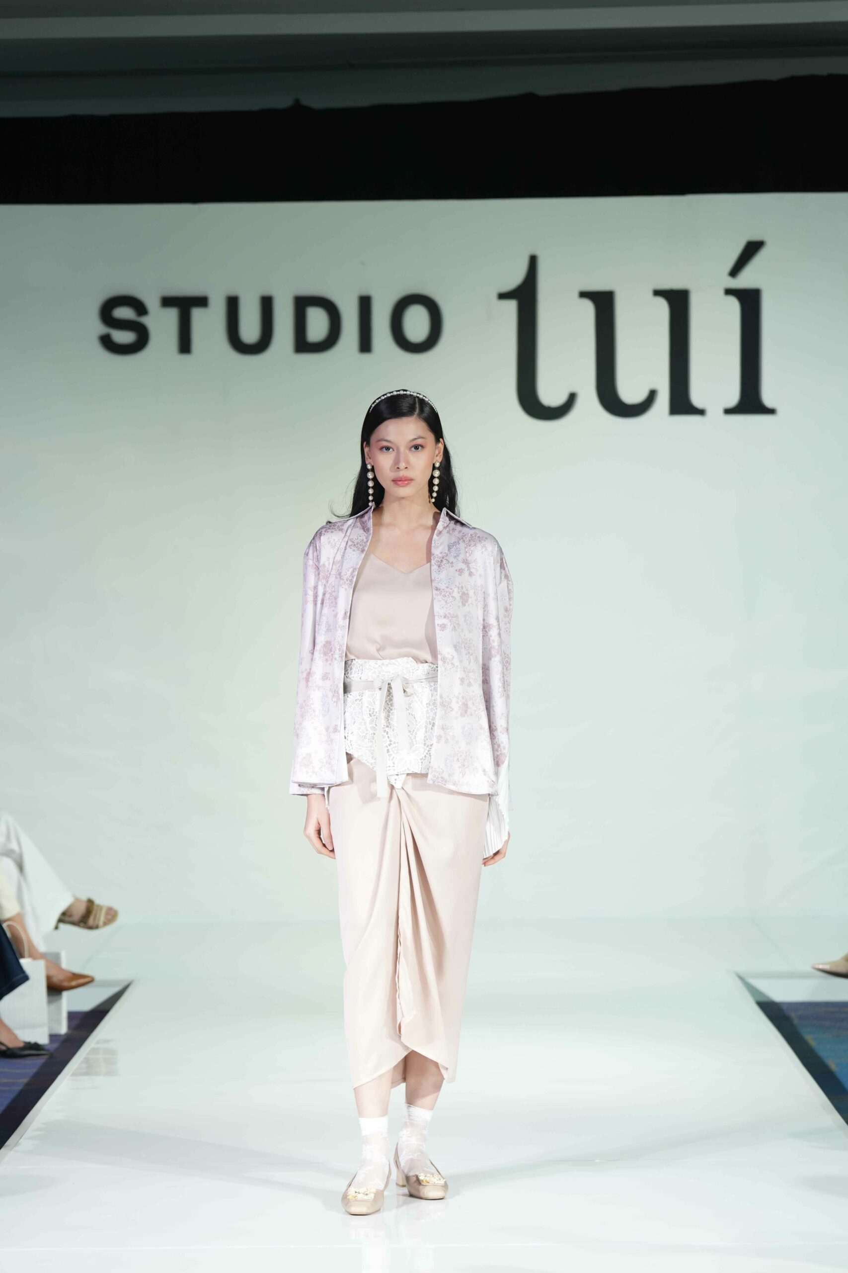 intip koleksi studio tui ‘unfolding petals’ rayakan 3 tahun perjalanan, 1. Studio TUI juga menggandeng tiga muse dalam peluncuran koleksi ini, yaitu Harumi, Tyna Dwi Jayanti, dan Putri Caya. “Masing-masing muse ini memiliki ciri khas tersendiri yang menggambarkan esensi Studio TUI, menunjukkan bagaimana keberagaman dapat memperkaya dan memperindah koleksi kami,” jelas Hani Kenisha, founder Studio TUI., 2. “Unfolding Petals” merupakan koleksi yang pertama kalinya menggunakan ilustrasi manual hasil gambar tangan sebelum dicetak ke kain. Warna-warna pastel lembut seperti blush pink dan powder blue mendominasi koleksi ini., 3. Studio TUI memperkenalkan tiga item yang jadi bintang dari koleksi “Unfolding Petals” ini: Brigitte Vest, Eugenia Vest, dan Lilou Outer. Ketiganya didesain untuk menciptakan look yang anggun, namun tetap fungsional dengan sentuhan cantik hand-drawn floral prints. , 4. Ornamen lace dan embroidery yang jadi ciri khas Studio TUI juga terlihat pada setiap piece dari koleksi “Unfolding Petals.” Keduanya memberikan sentuhan tradisional pade desain yang modern, membuatnya cocok untuk dikenakan sebagai outfit sehari-hari maupun ke acara-acara spesial, 5. Koleksi “Unfolding Petals” ini bisa dengan mudah diubah dari tampilan kasual jadi lebih formal dengan memadukannya dengan kain tradisional, misalnya. Kombinasi dari desain versatile, warna-warna pastel cantik dan harga yang affordable ini jelas bakal membuat koleksi ini jadi favorit untuk tampil elegan dengan sentuhan artsy.