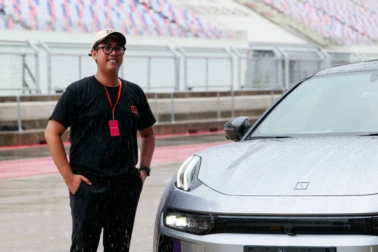 Jajal Mobil Listrik Beringas Zeekr 001 FR di China