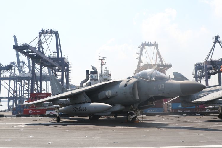 Pesawat AV-8B Harrier II di atas dek kapal induk Italia, Cavour C-550 yang berlabuh di Tanjung Priok, Jakarta, Selasa (17/9/2024).
