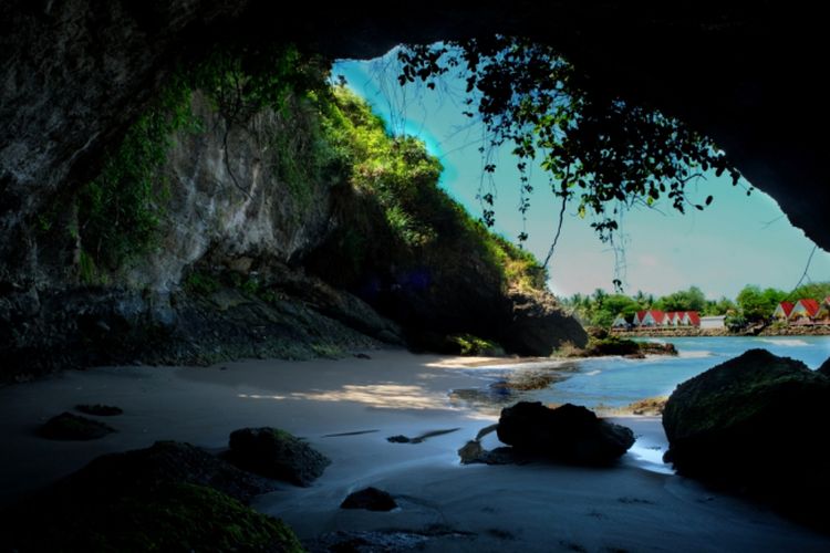 Pantai Karangbolong di Kebumen