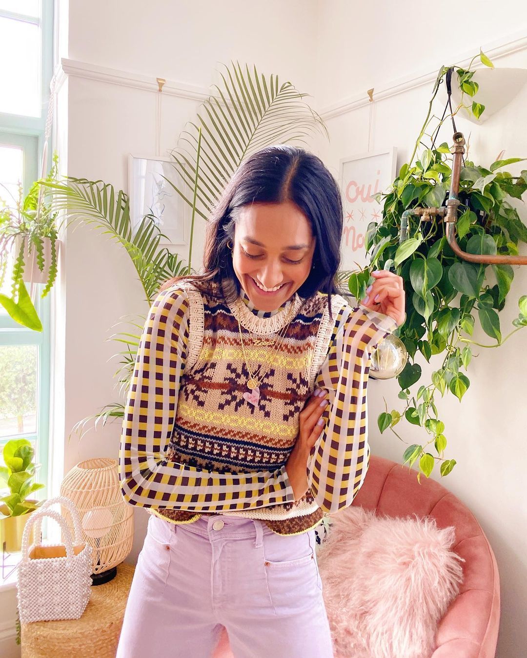 kembali jadi trend! begini cara mix &amp; match rompi sweater yang modis, 1. Mix and match rompi sweater dengan t-shirt dan black trousers akan menciptakan gaya sporty yang kekinian. Jangan ragu sempurnakan penampilan dengan aksesori., 2. Memberikan kesan vintage pada penampilan jadi salah satu andalan untuk bergaya lebih timeless. Misalnya dengan memadu-padankan rompi sweater dengan blus putih, bermuda short dan boots., 3. Tampil mencuri perharian dengan color-block warna-warna nyentrik, kombinasi kemeja pink, clutch ungu, rompi sweater dan celana warna hijau., 4. Jangan ragu tampil tabrak motif saat gunakan rompi sweater! Salah satu yang bisa ditiru, cukup pasangakn printed sweater vest dengan gingham turtleneck dan celana polos., 5. Terinspirasi dari gaya 90an yang nggak kalah kece. Padu-padankan rompi sweater dengan t-shirt hitam, baggy jeans dan sepatu Converse. Simpel!