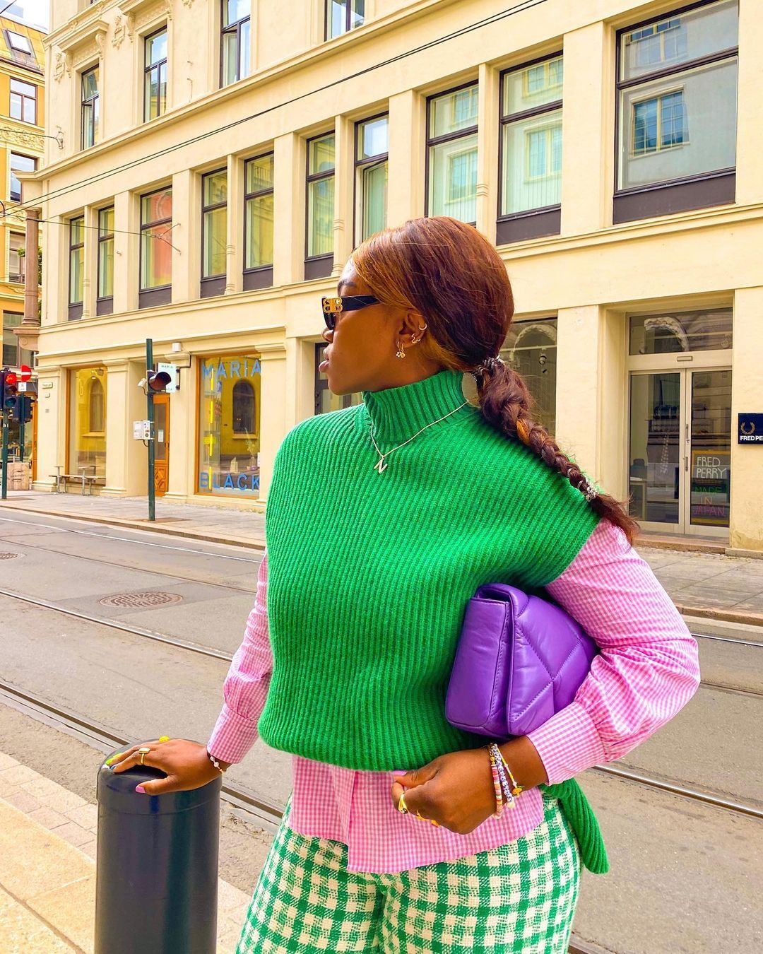 kembali jadi trend! begini cara mix &amp; match rompi sweater yang modis, 1. Mix and match rompi sweater dengan t-shirt dan black trousers akan menciptakan gaya sporty yang kekinian. Jangan ragu sempurnakan penampilan dengan aksesori., 2. Memberikan kesan vintage pada penampilan jadi salah satu andalan untuk bergaya lebih timeless. Misalnya dengan memadu-padankan rompi sweater dengan blus putih, bermuda short dan boots., 3. Tampil mencuri perharian dengan color-block warna-warna nyentrik, kombinasi kemeja pink, clutch ungu, rompi sweater dan celana warna hijau., 4. Jangan ragu tampil tabrak motif saat gunakan rompi sweater! Salah satu yang bisa ditiru, cukup pasangakn printed sweater vest dengan gingham turtleneck dan celana polos., 5. Terinspirasi dari gaya 90an yang nggak kalah kece. Padu-padankan rompi sweater dengan t-shirt hitam, baggy jeans dan sepatu Converse. Simpel!
